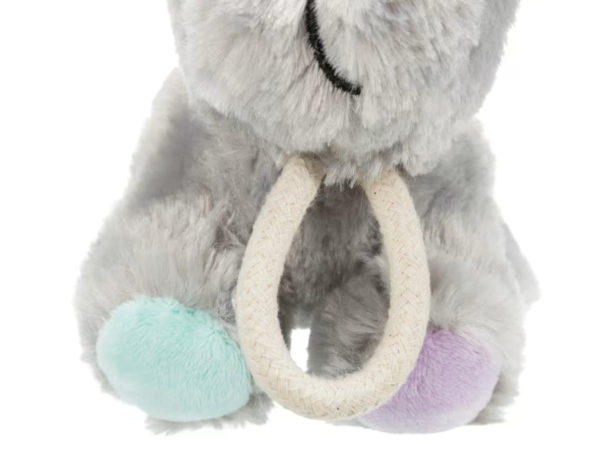 Grå plysj hundeleke med fargerike poter og et beige tau, 24 cm, for valper.