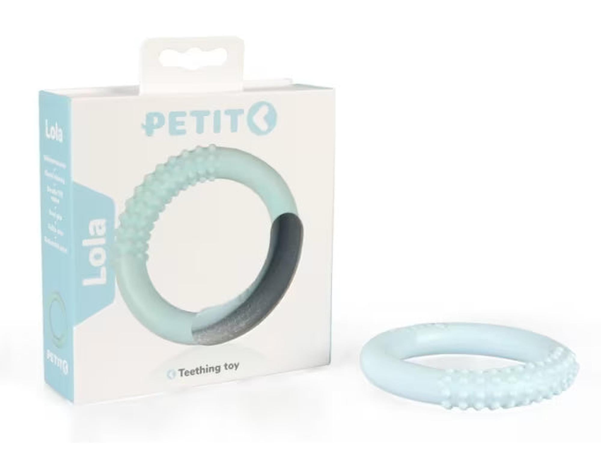 Blå Petit Tannleke Lola tyggeleke for valper, ringformet med teksturert TPE-gummi, ved siden av esken.