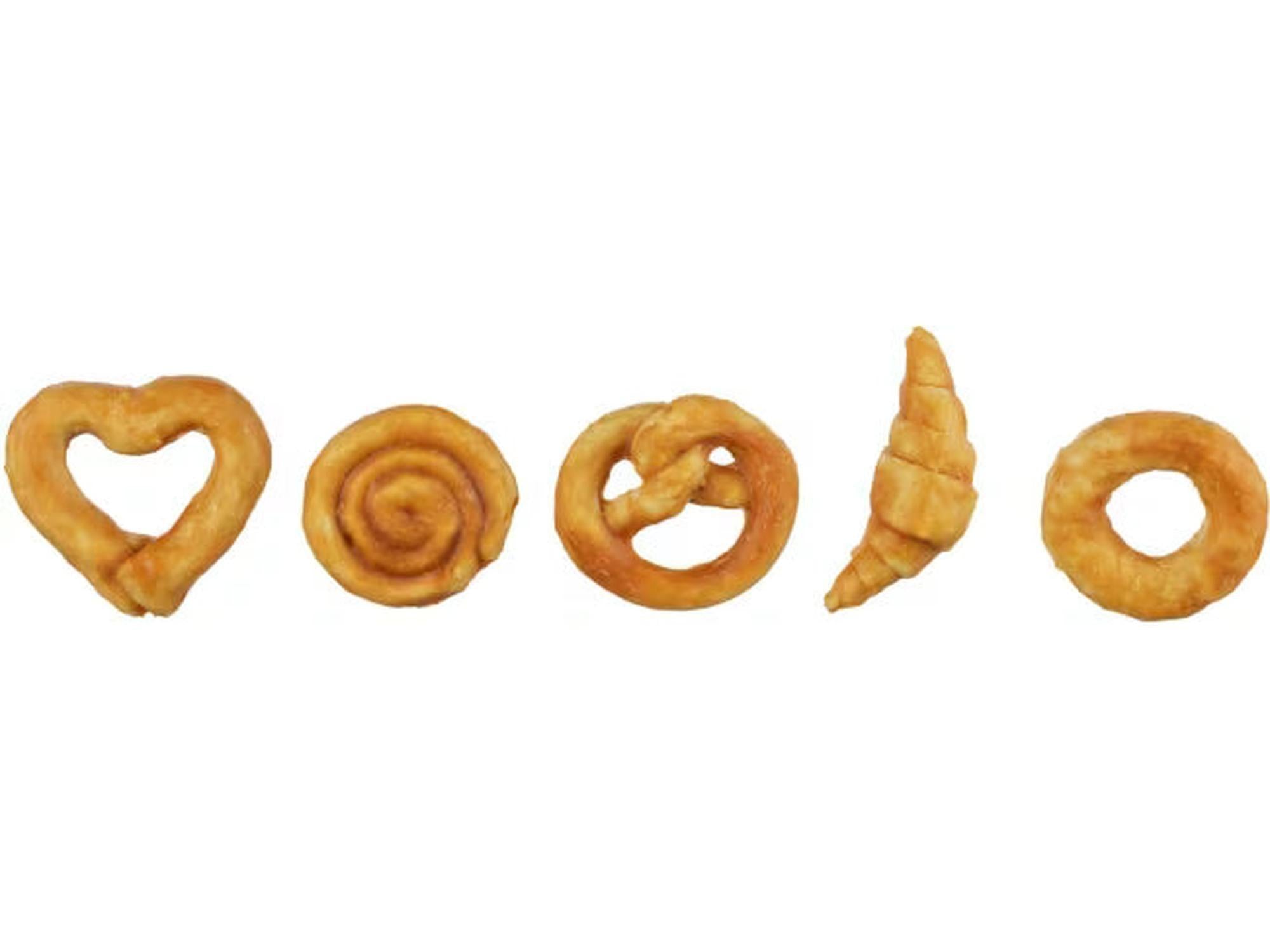 Assortert sett med fem gyllenbrune Trixie Dentafun Pastry hundesnacks i former som hjerte, kanelbolle, kringle, croissant og ring.