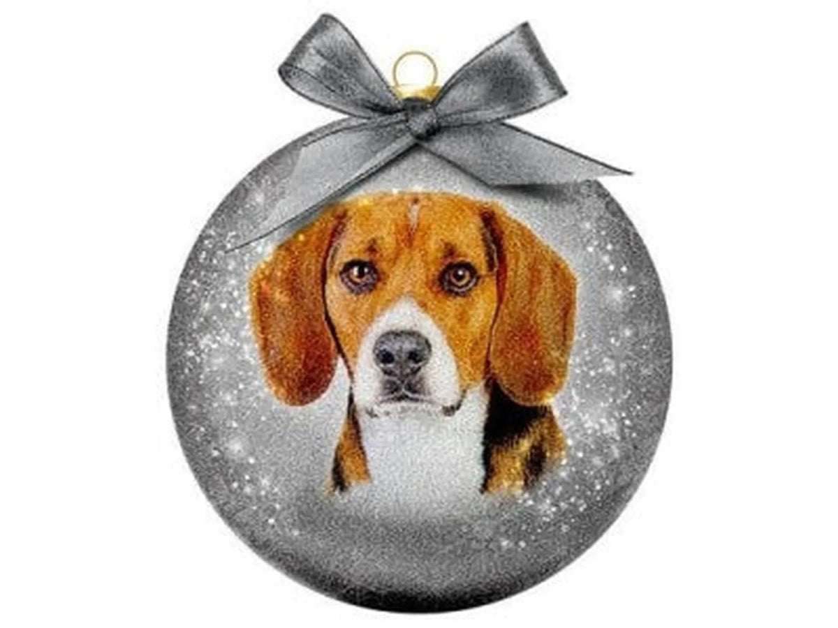 Sølv julekule med beagle-motiv og grå sløyfe, 7,5 cm diameter.