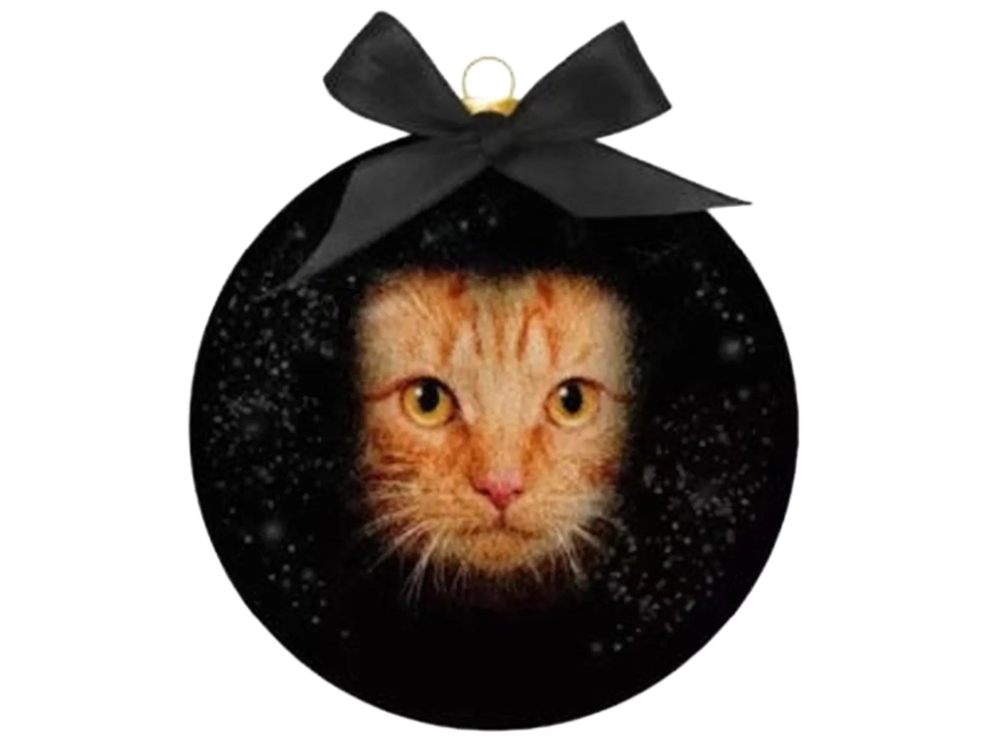 Svart julekule med oransje kattemotiv og svart sløyfe, 7,5 cm diameter.