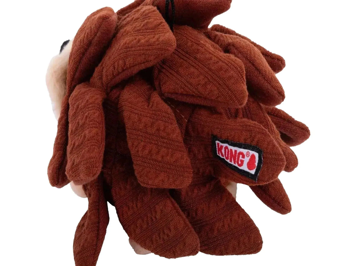 KONG Layerz Forage Hedgehog, en brun plysj snuseleke med strikkede lag, godbitlommer og KONG-logo.