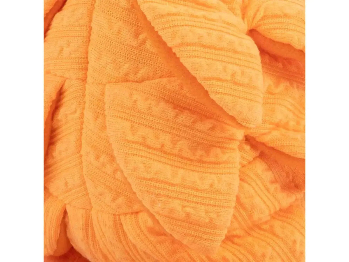 Nærbilde av KONG Layerz Forage Hen, en oransje, myk plysj snuseleke med quiltede godbitlommer.