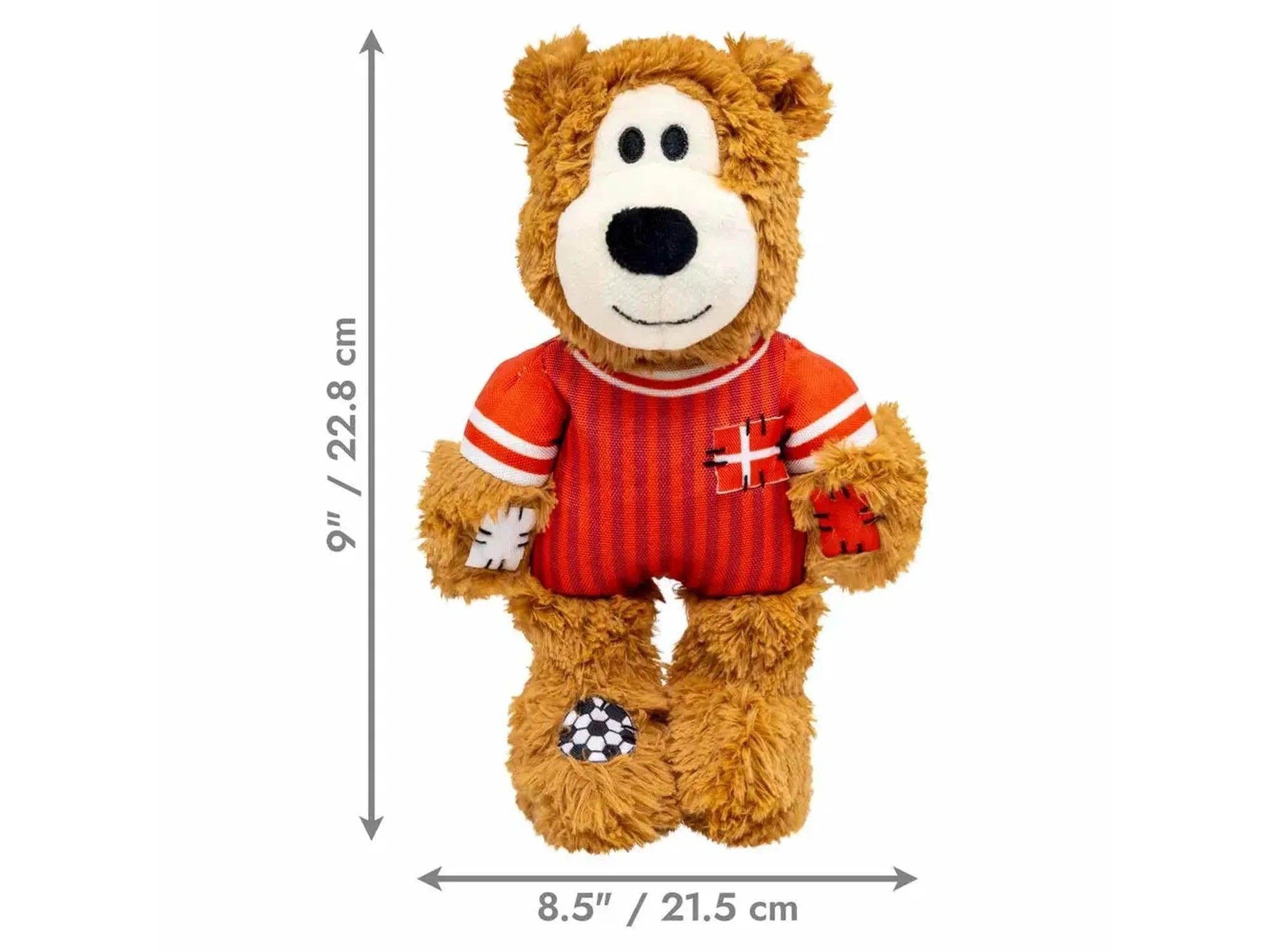 KONG Wild Knots Bear World Cup Denmark Limited Edition plysj hundeleke med tau, rød drakt og fotball.