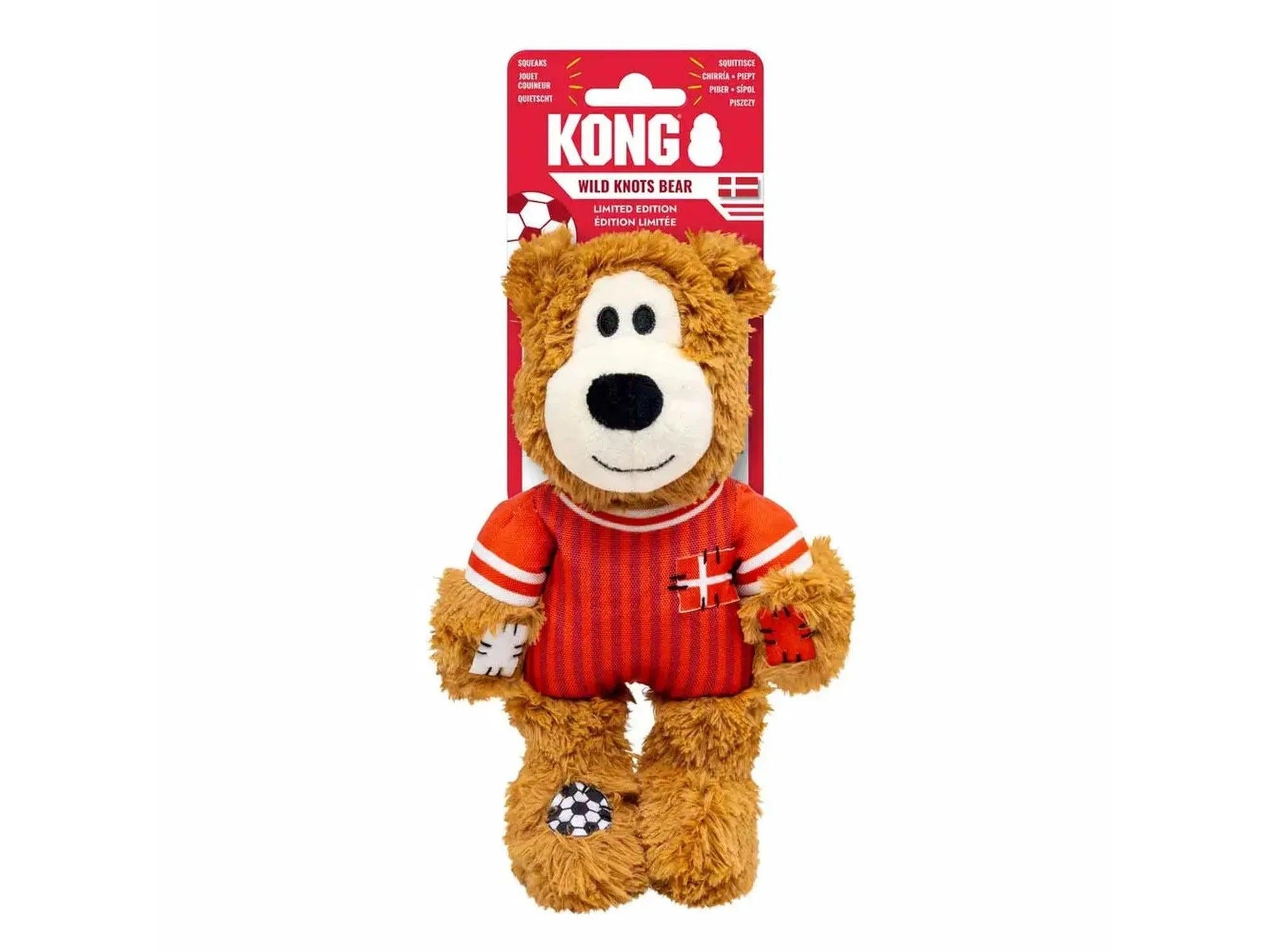 KONG Wild Knots Bear World Cup Denmark Limited Edition hundeleke: brun plysjbamse i rød-hvit Danmark-drakt med fotballmønster.