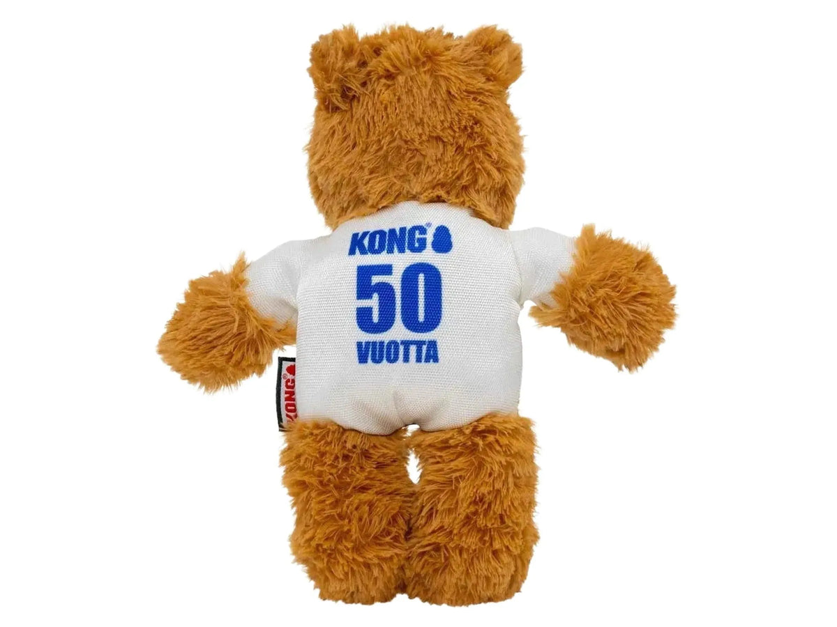 KONG Wild Knots Bear World Cup Finland Limited Edition plysj hundeleke med hvit drakt, "KONG 50 VUOTTA" trykk.