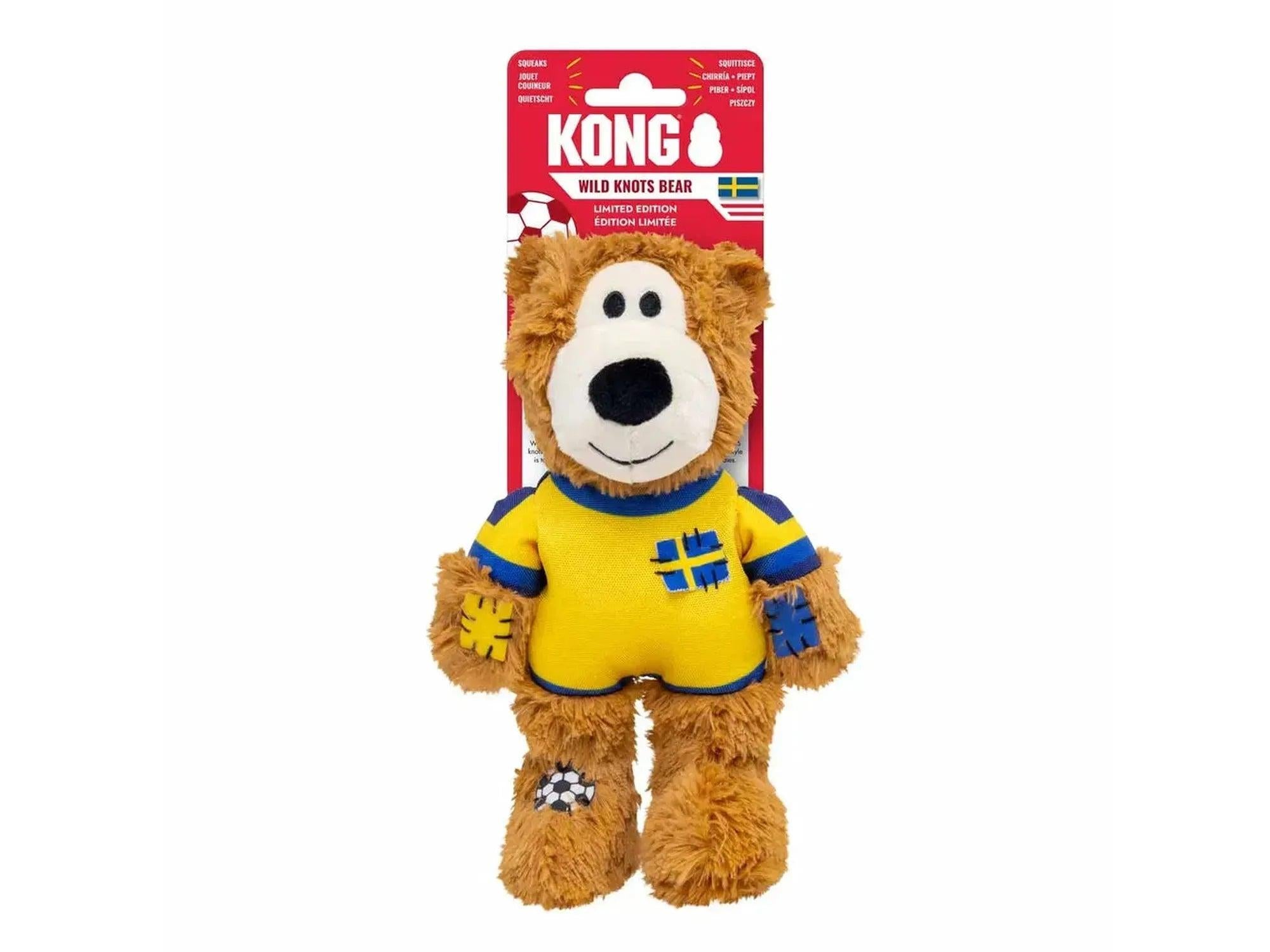 KONG Wild Knots Bear hundeleke i plysj, gul og blå Sverige-drakt, med fotball-detaljer.