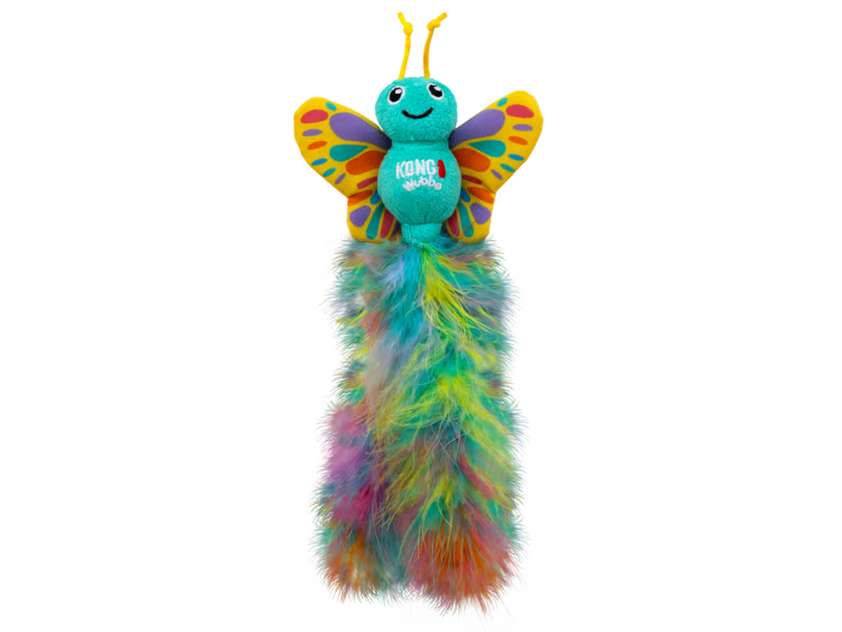 KONG Wubba Butterfly katteleke med turkis kropp, fargerike vinger og lang, fluffy fjærhale.