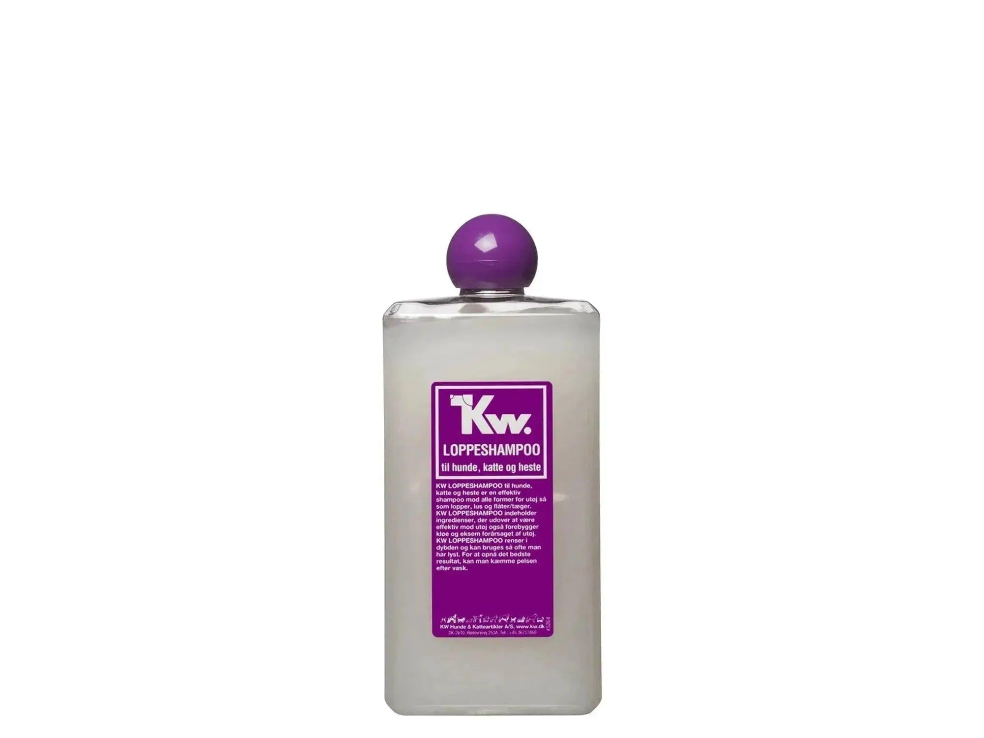 KW Loppeshampoo i en rektangulær, hvit flaske med lilla etikett og lilla kuleformet kork.
