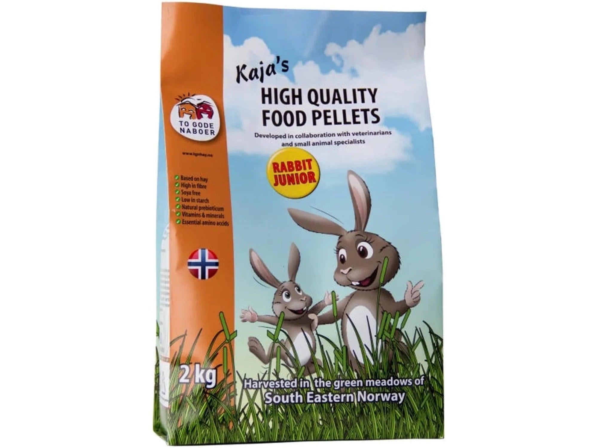 Kaja's Kanin Junior 2kg pelletsfôr i oransje og blå pose med to tegneseriekaniner.