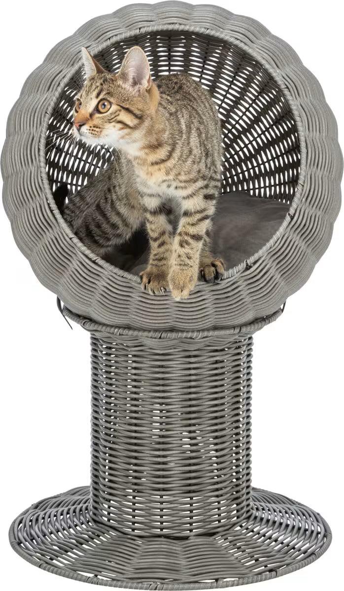 Grå polyrattan kattehule utemøbel med en brunstripet katt inni, Ø42/70 cm.