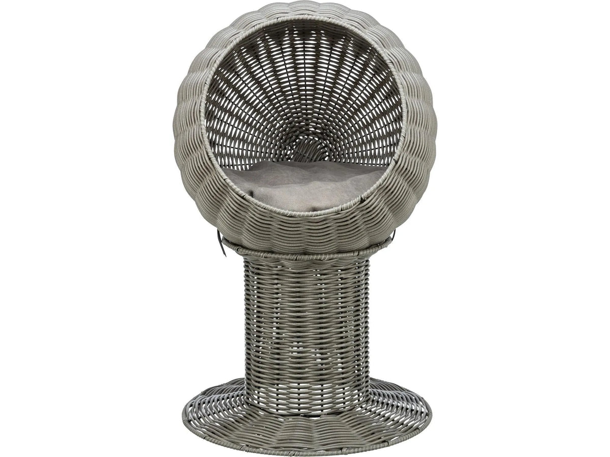 Grå polyrattan kattehule utemøbel med rund form og myk pute.