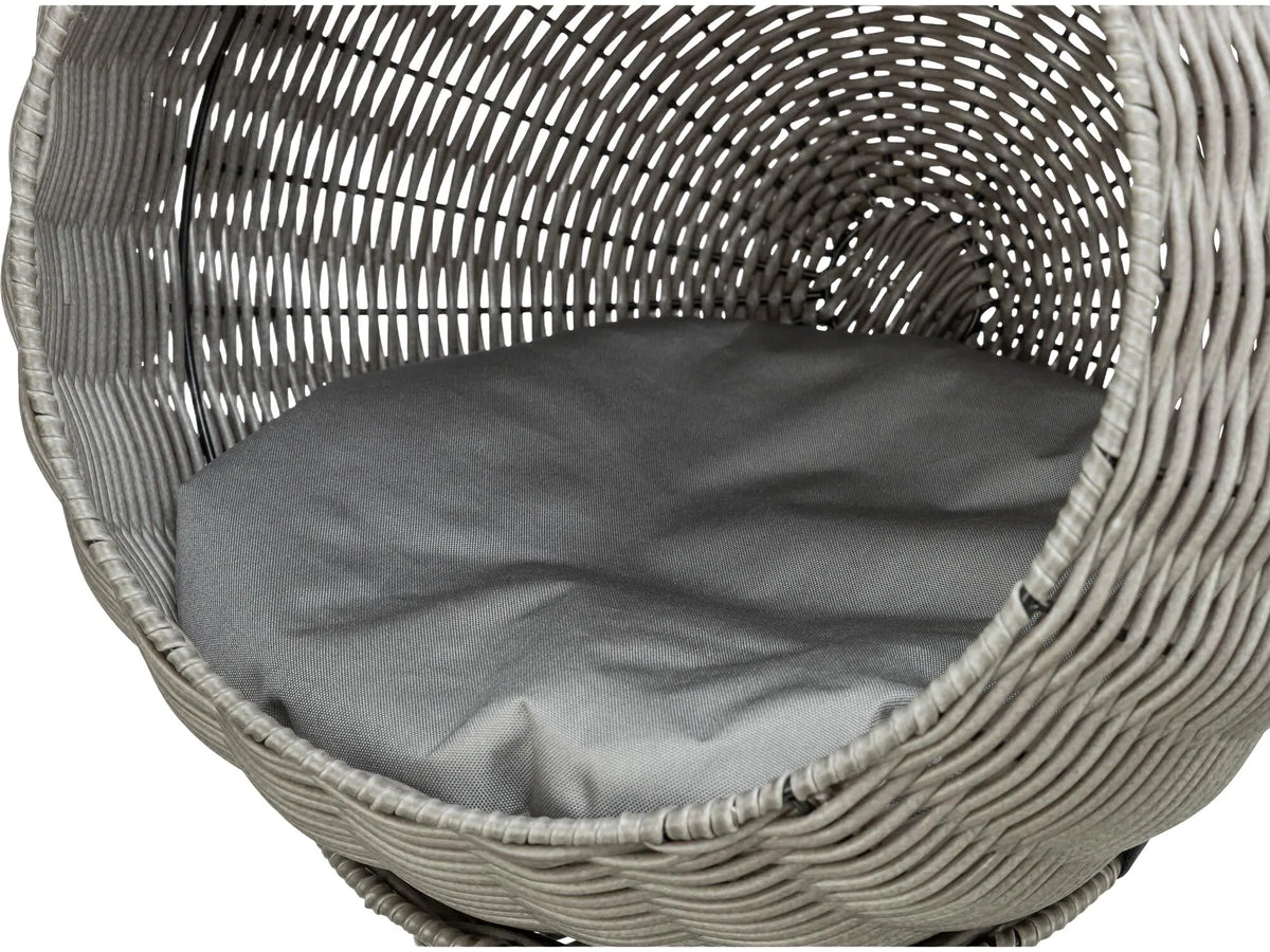 Grå polyrattan kattehule utemøbel med rund, vevd design og myk grå pute.