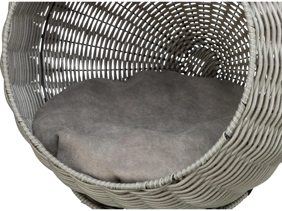 Grå polyrattan kattehule utemøbel med myk, vendbar pute for komfortabel hvile.
