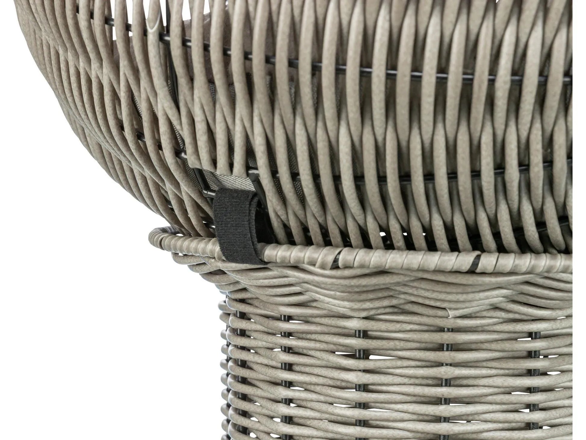 Grå polyrattan kattehule utemøbel med flettet design og pute.