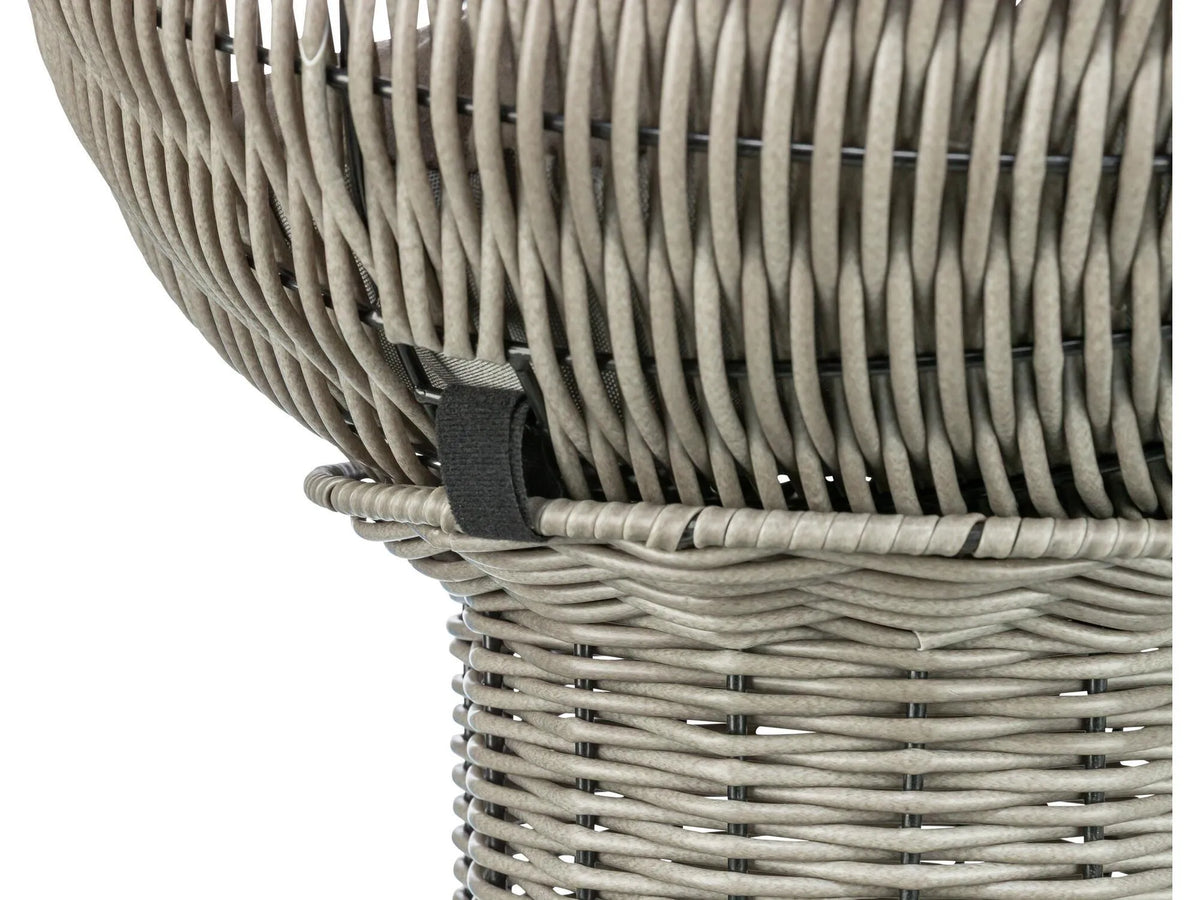 Grå polyrattan kattehule utemøbel med flettet design og pute.