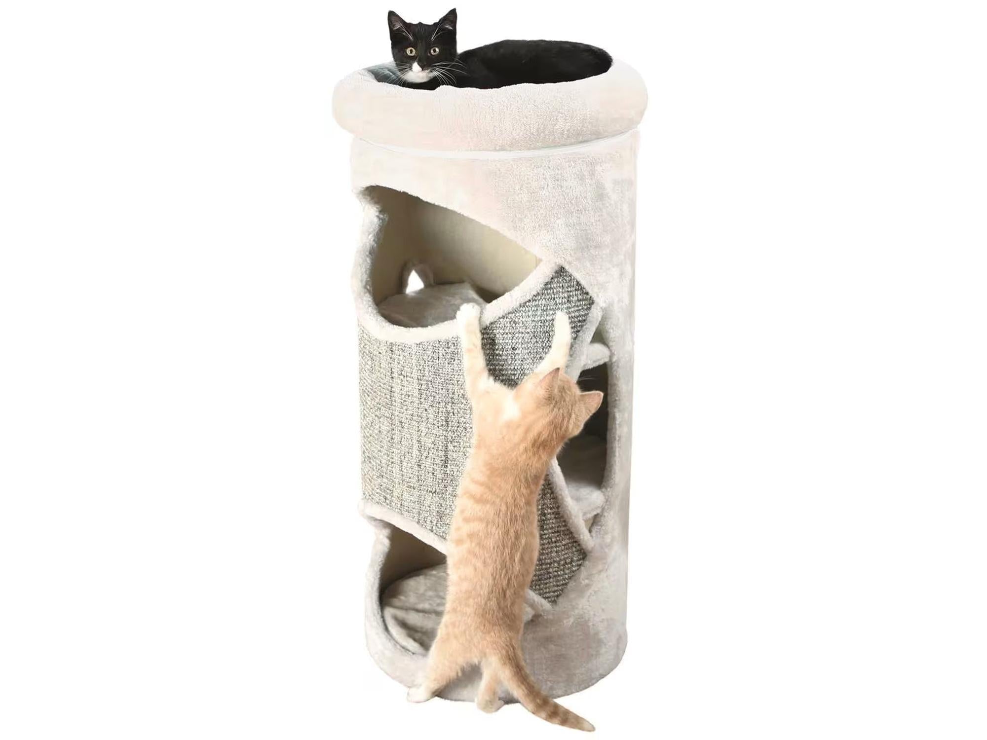 Lysegrå kattetårn Gracia med sisal og plysj, en svart katt i toppen og en oransje katt som klorer.