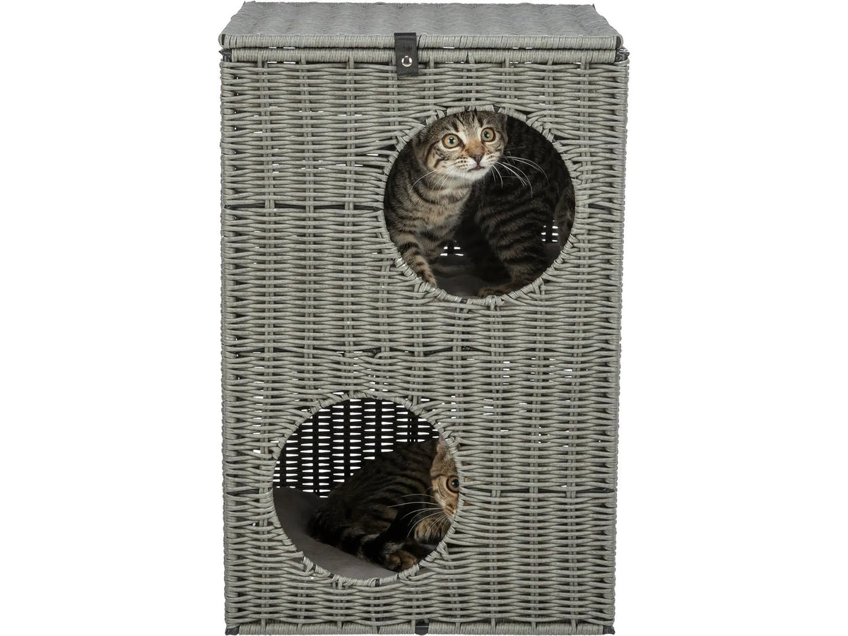 Grå polyrattan kattemøbel med to etasjer, to katter og myke puter.