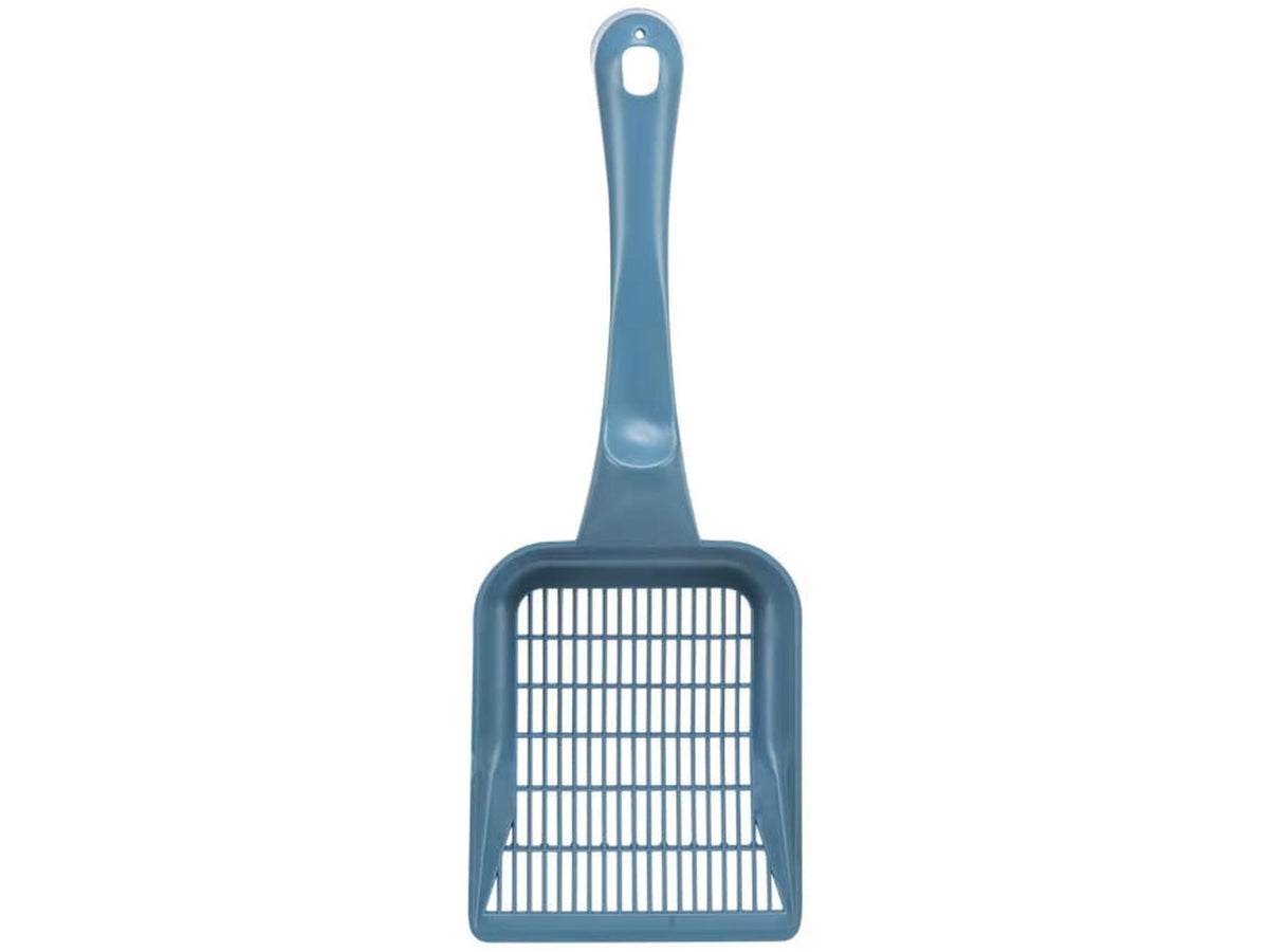 Blå finmasket kattespade i plast med langt håndtak og hengeløkke.