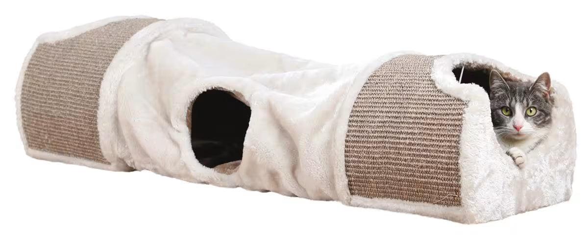 Beige plysj kattetunnel med sisal kloreflater, huler og en katt som titter ut.
