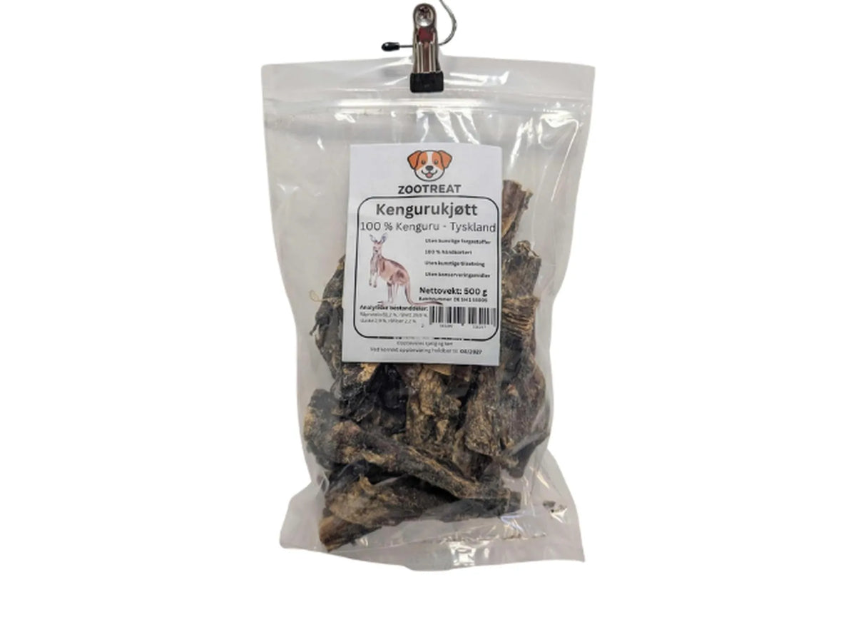 Gjennomsiktig pose med mørkebrune, tørkede kengurukjøttbiter for hund, 500g, med Zootreat-etikett.