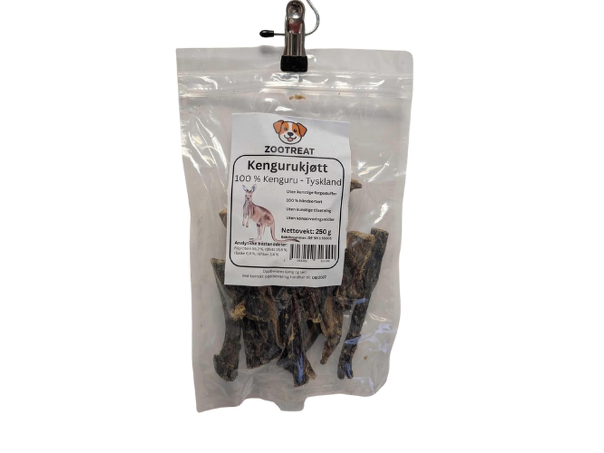 Gjennomsiktig pose med mørkebrune kengurukjøttbiter til hund, merket Zootreat, 250g.