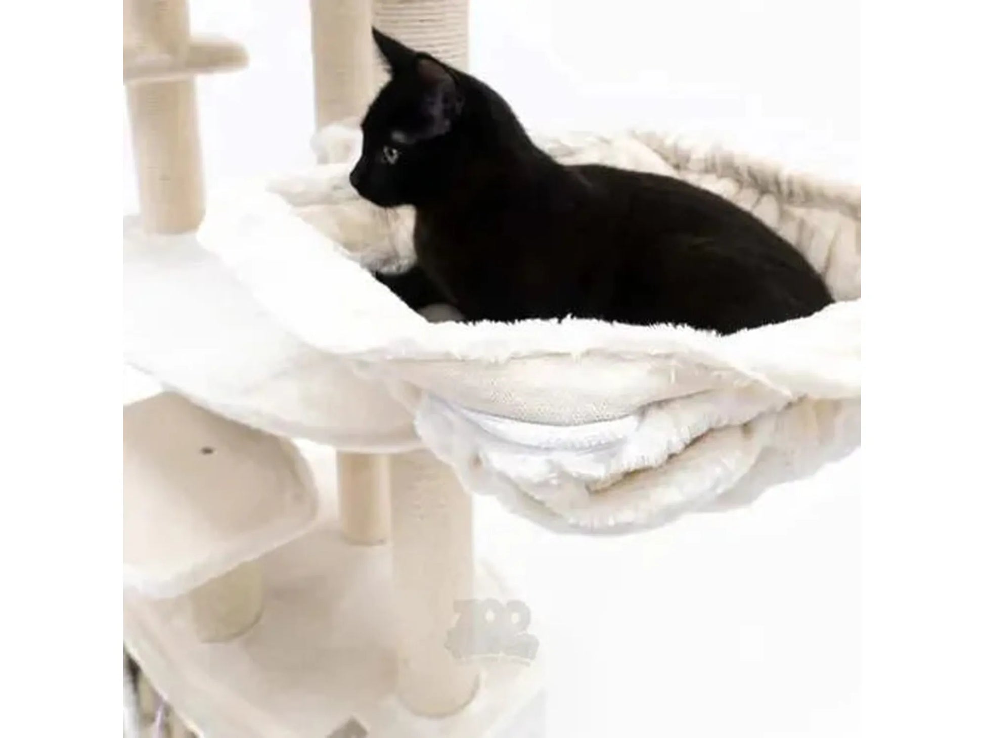 Svart katt i en kremfarget Petrebels Alexandra 127 kloretre med hengekøye og sisalstolper.