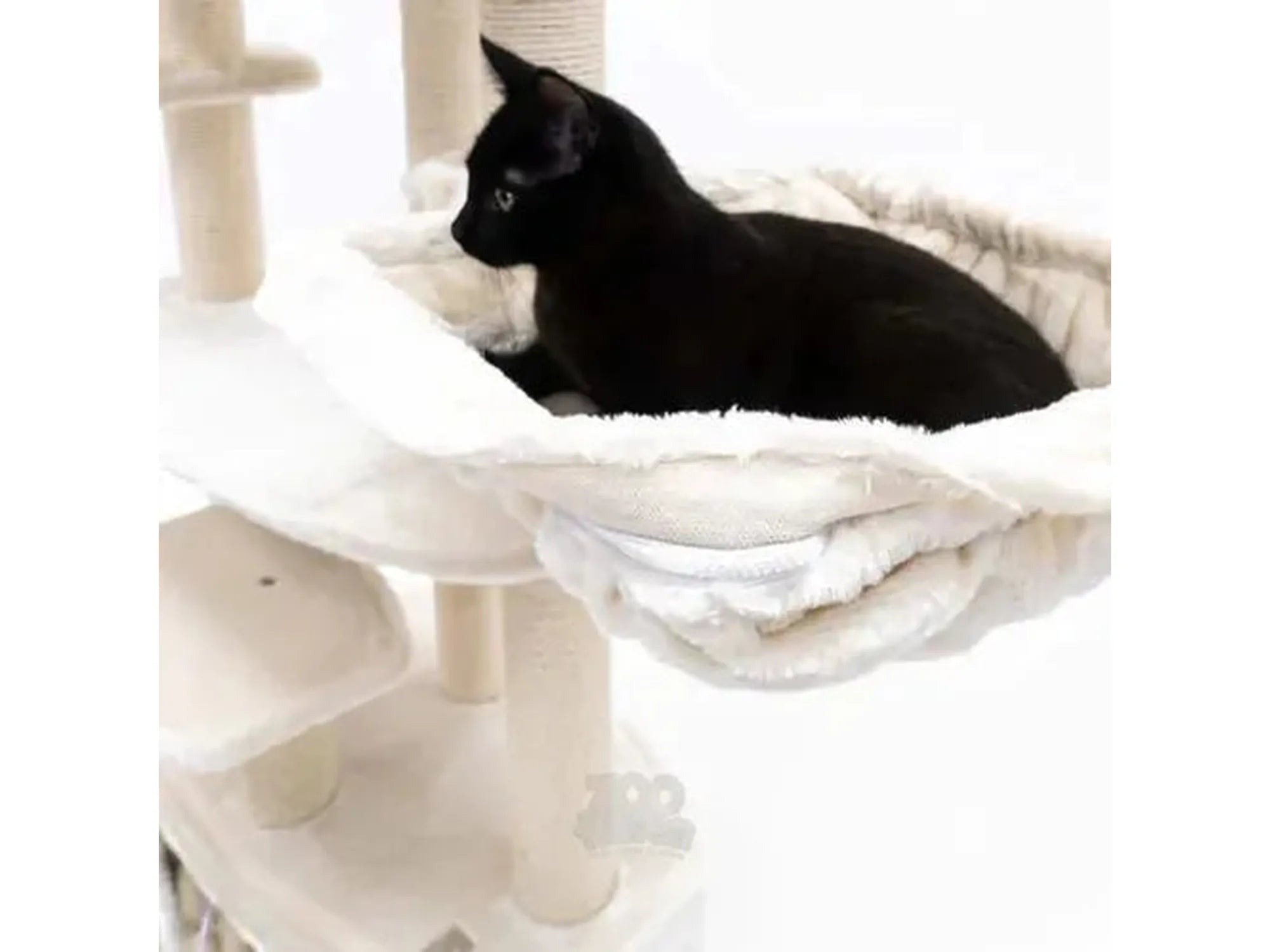 Svart katt i en kremfarget Petrebels Alexandra 127 kloretre med hengekøye og sisalstolper.