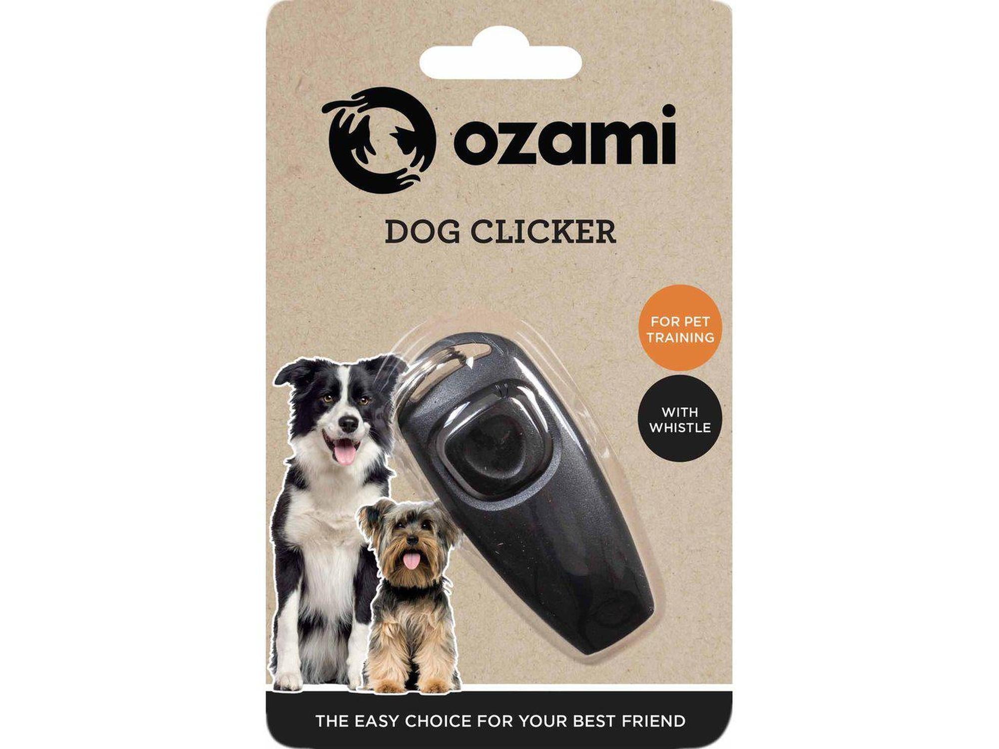 Ozami svart hundeklikker med fløyte i blisterpakning, vist med to hunder.