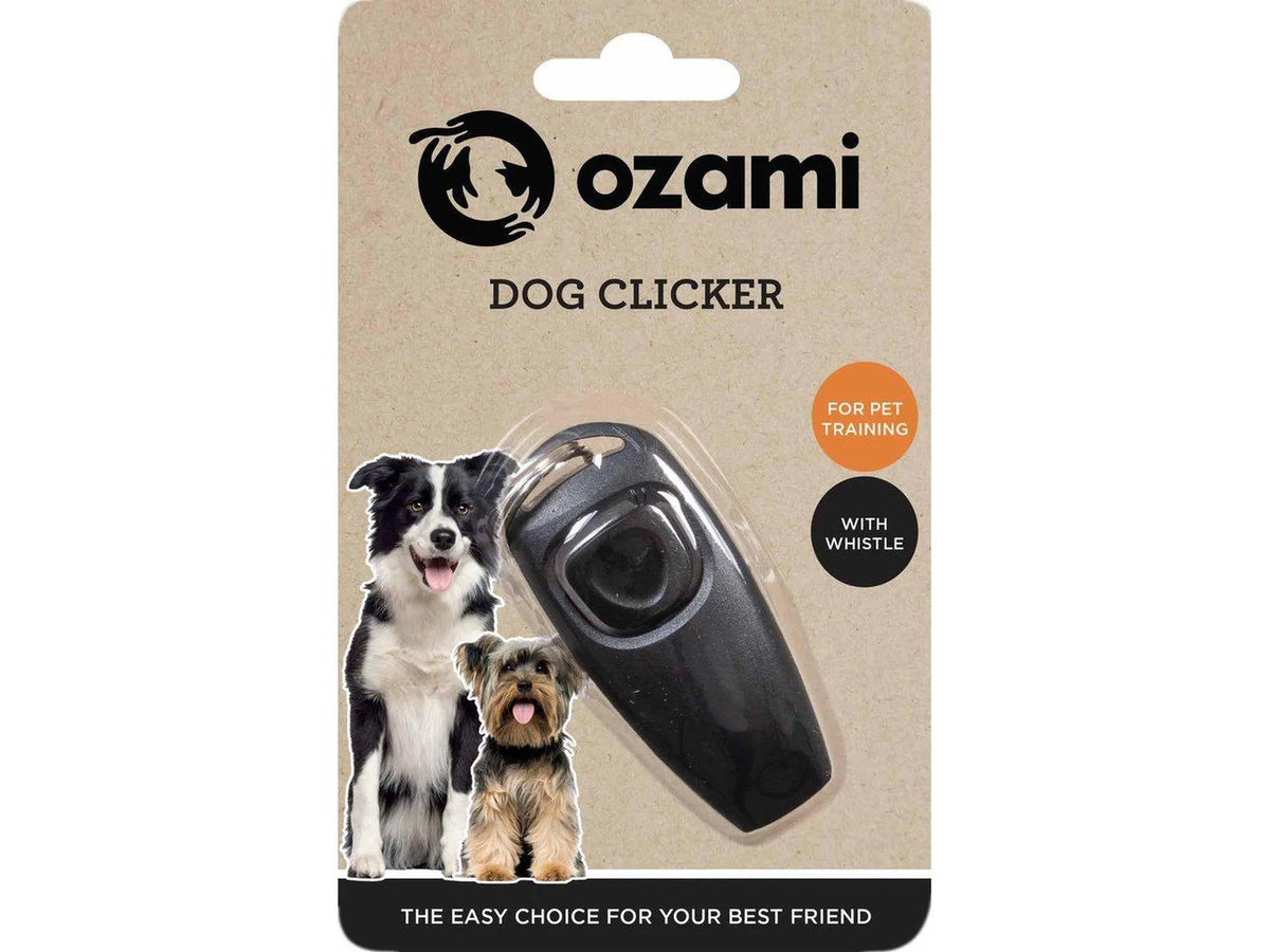 Ozami svart hundeklikker med fløyte i blisterpakning, vist med to hunder.