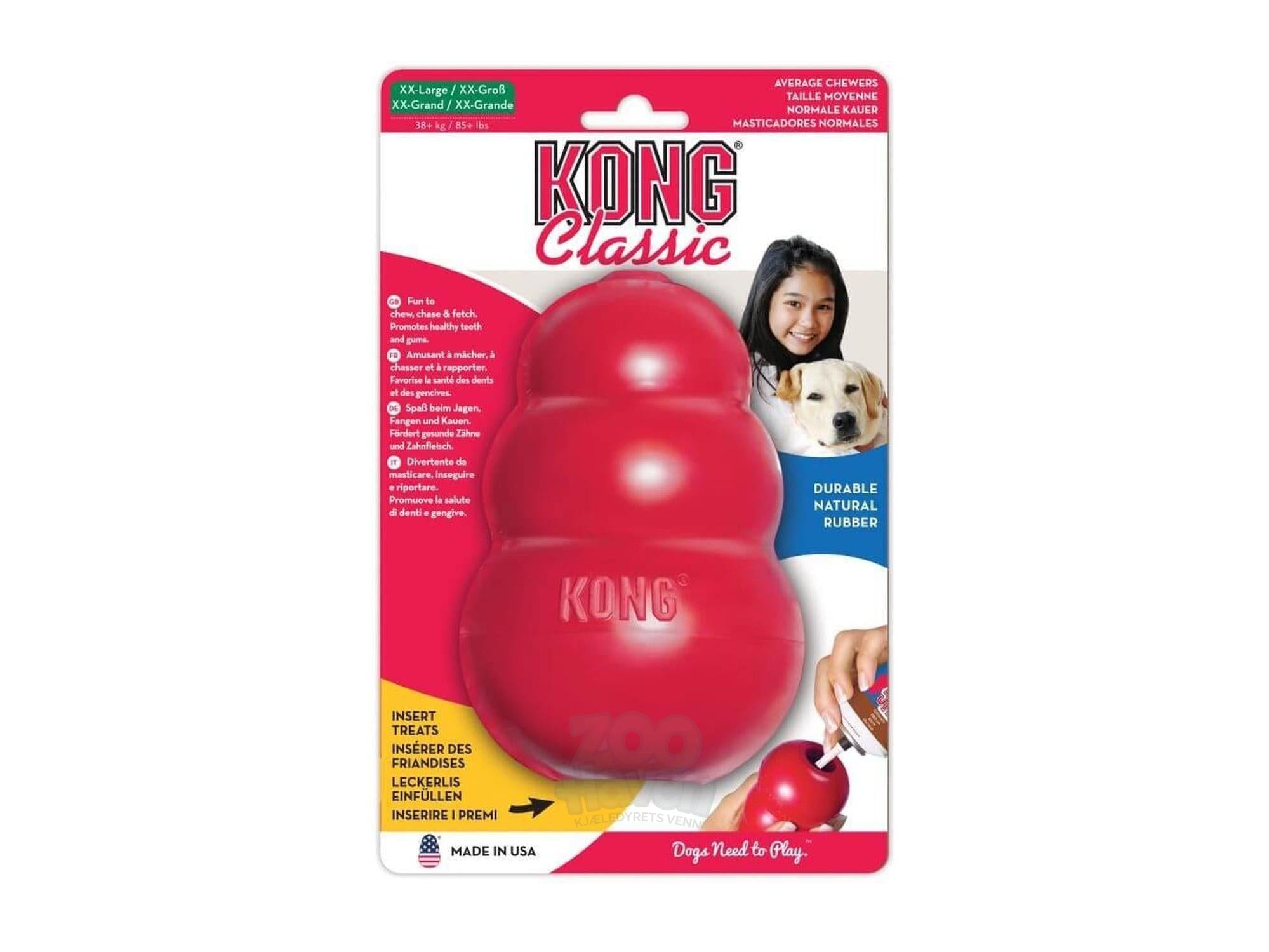 Rød KONG Classic hundeleke i slitesterk naturgummi, vist i emballasje med en hund og eier.