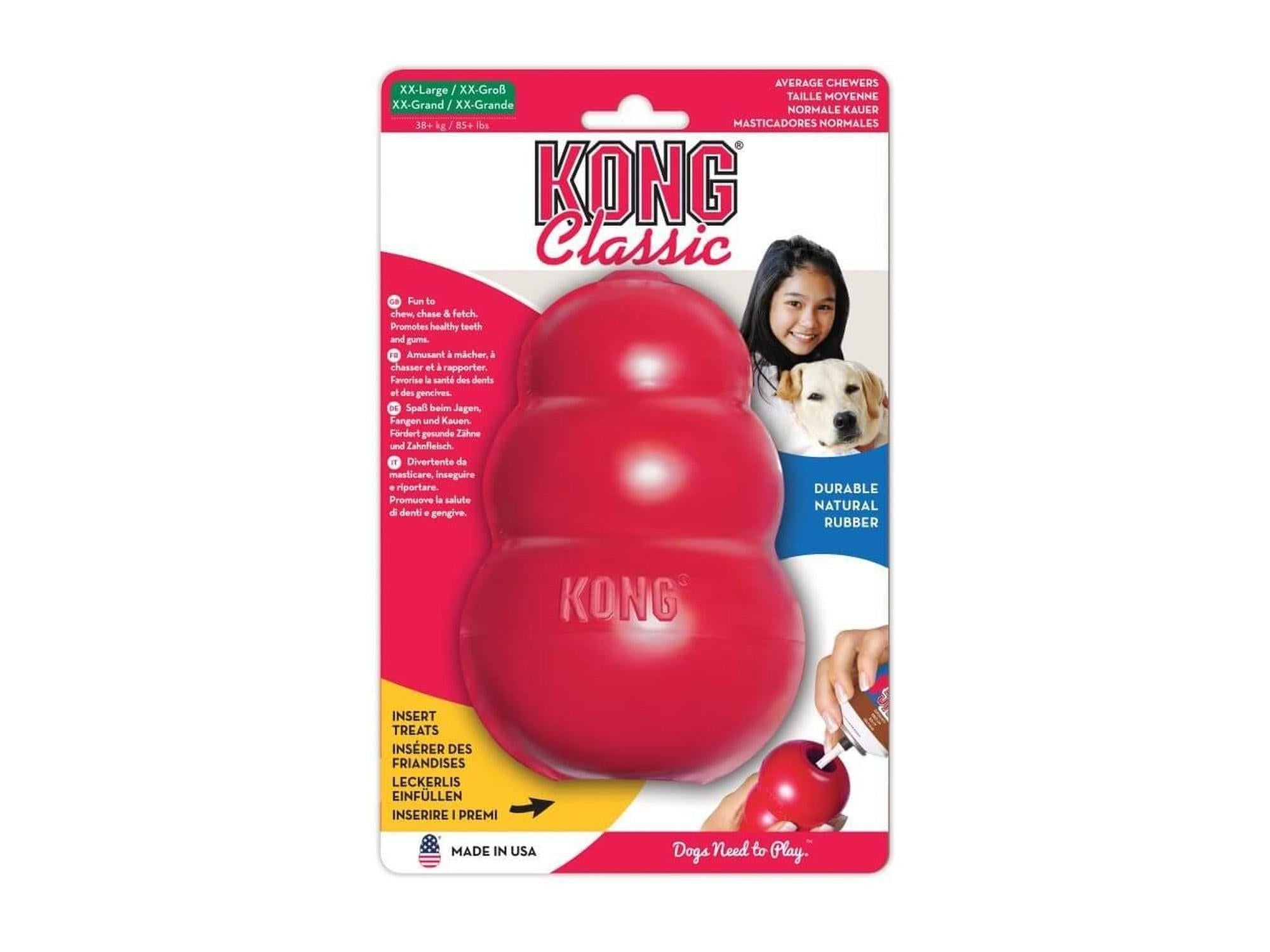 Rød KONG Classic hundeleke i slitesterk naturgummi, vist i emballasje med en hund og eier.