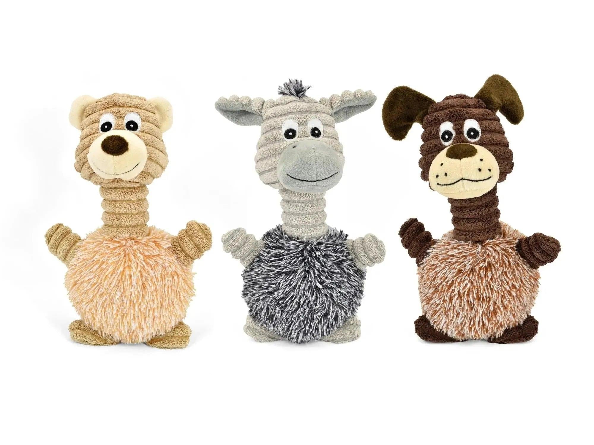 Tre assorterte plysjdyr med lang, ribbet hals og lodden kropp: en beige bjørn, en grå esel, og en brun hund.