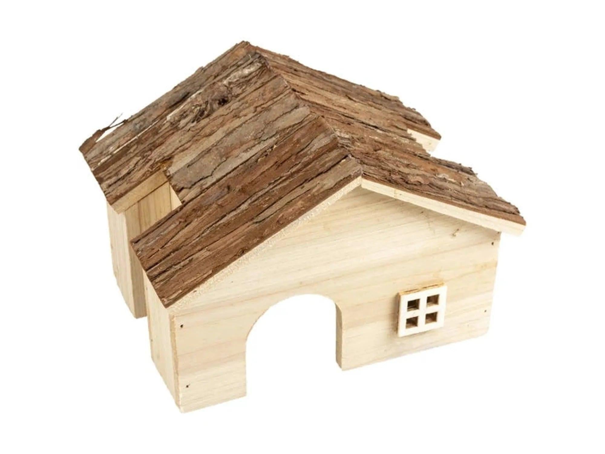 Liten villa til smådyr i lyst tre med barktak, buet inngang og vindu.