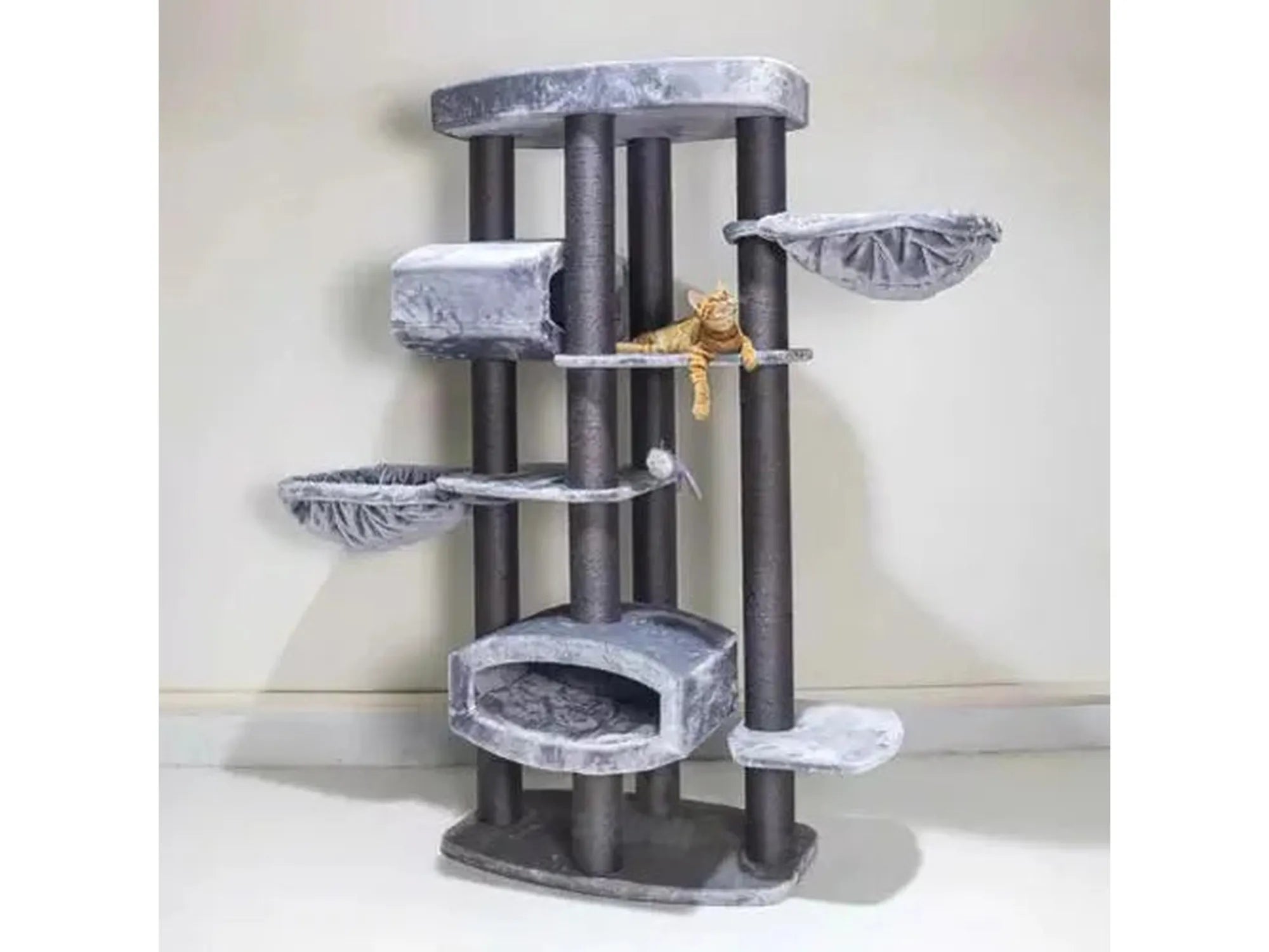 Høyt Petrebels Cat Tree Drive 195 i grå, med flere klorestolper, huler, hengekøyer og en katt.