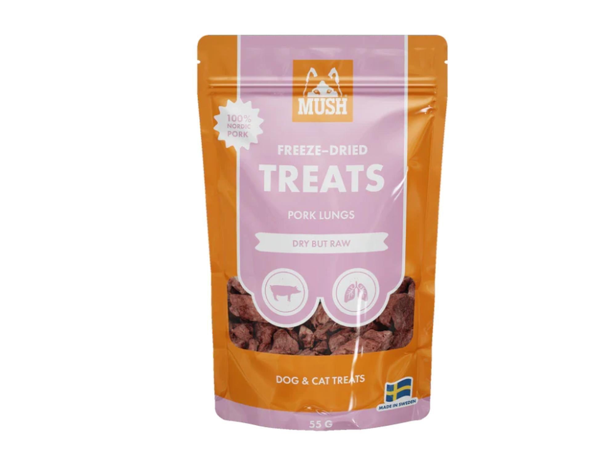 MUSH Freeze Dried Treats 100% svinelunge i oransje og lilla pose, med biter av svinelunge synlig.