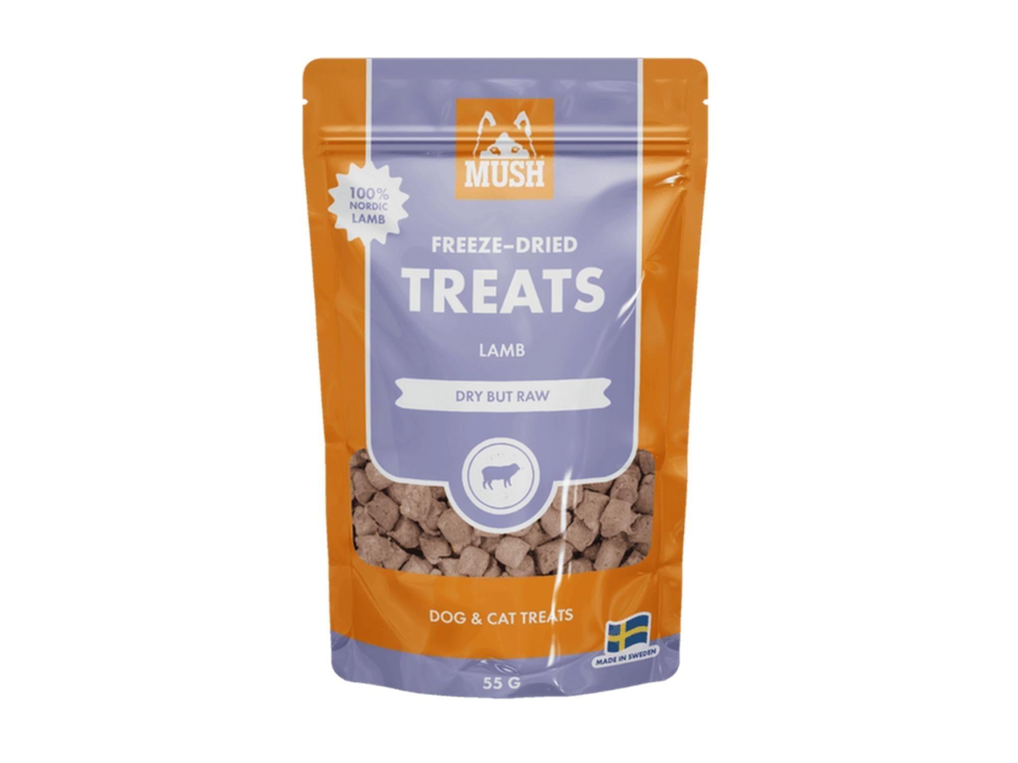 MUSH Freeze Dried Treats Terninger av Lam i oransje og lilla pose med synlige, brune godbiter.