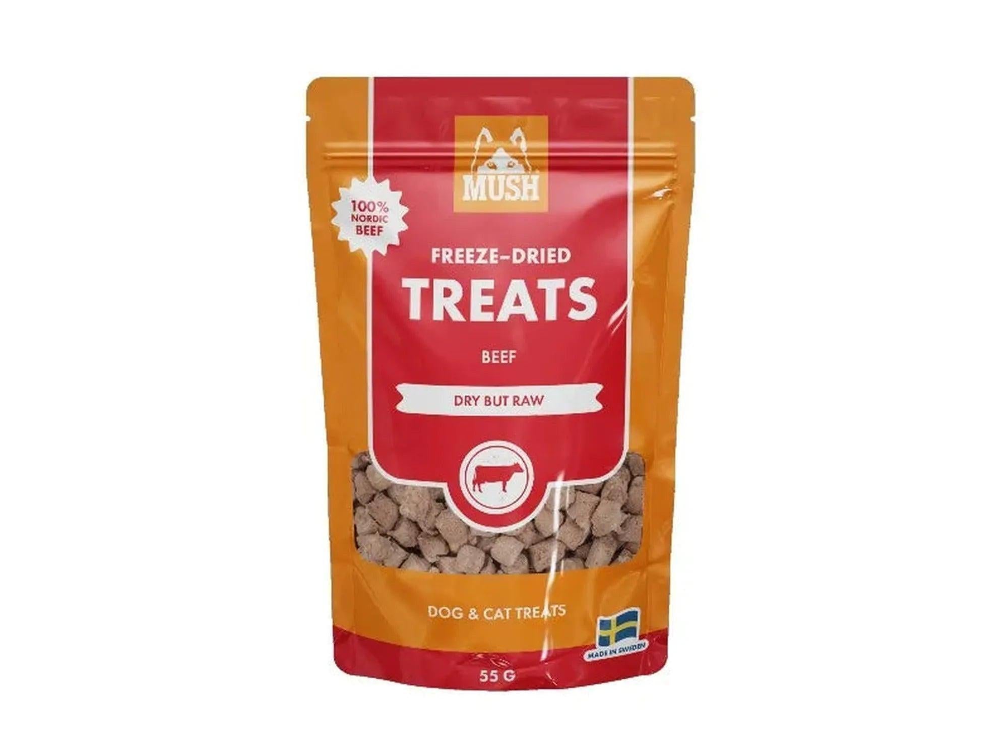 MUSH Freeze-Dried Treats Beef i en oransje og rød pose med små, brune terninger.
