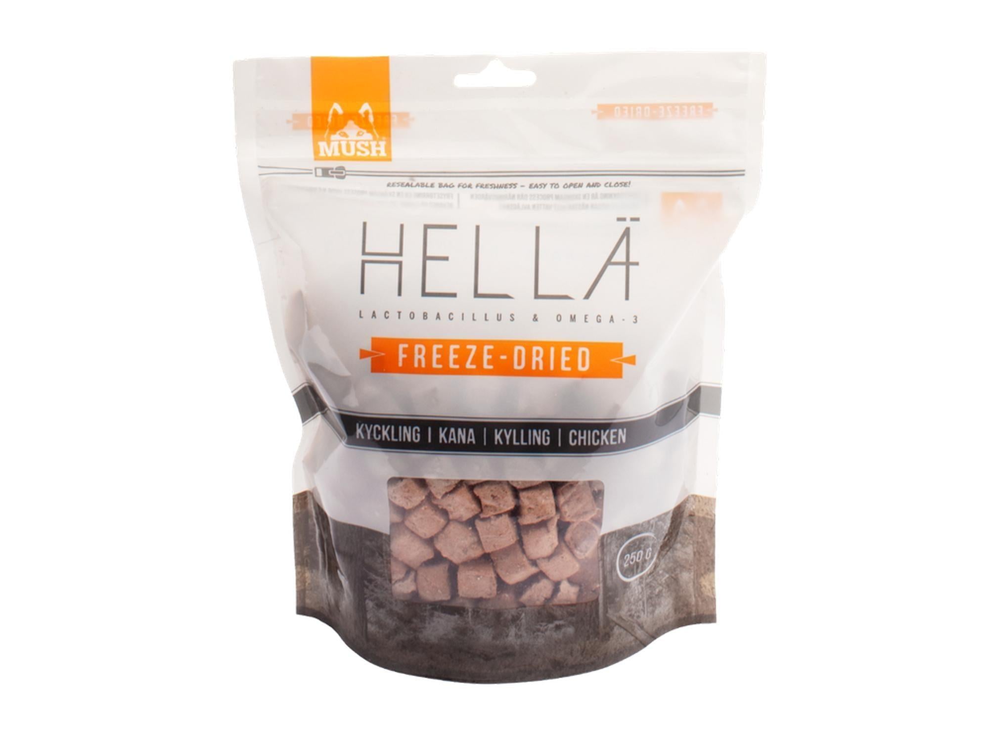 MUSH Hella Kylling frysetørket hundefôr i hvit pose med oransje detaljer og synlige biter.