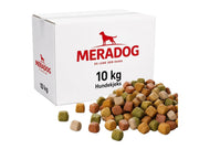 Hvit 10 kg eske med Meradog hundekjeks og en haug med fargerike, 1,5 cm store ovnsbakte godbiter for tannpleie.