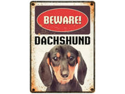 Rustikk metallskilt med "BEWARE! DACHSHUND" tekst og bilde av en svart og brun dachs.