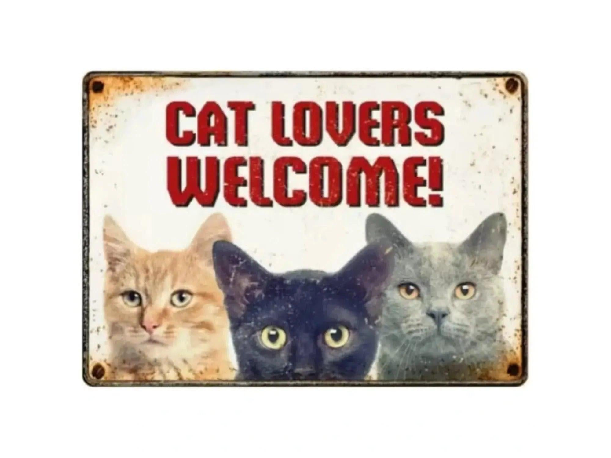 Metallskilt med "CAT LOVERS WELCOME!" og tre kattehoder, rustikk kant, 21x14,8cm.