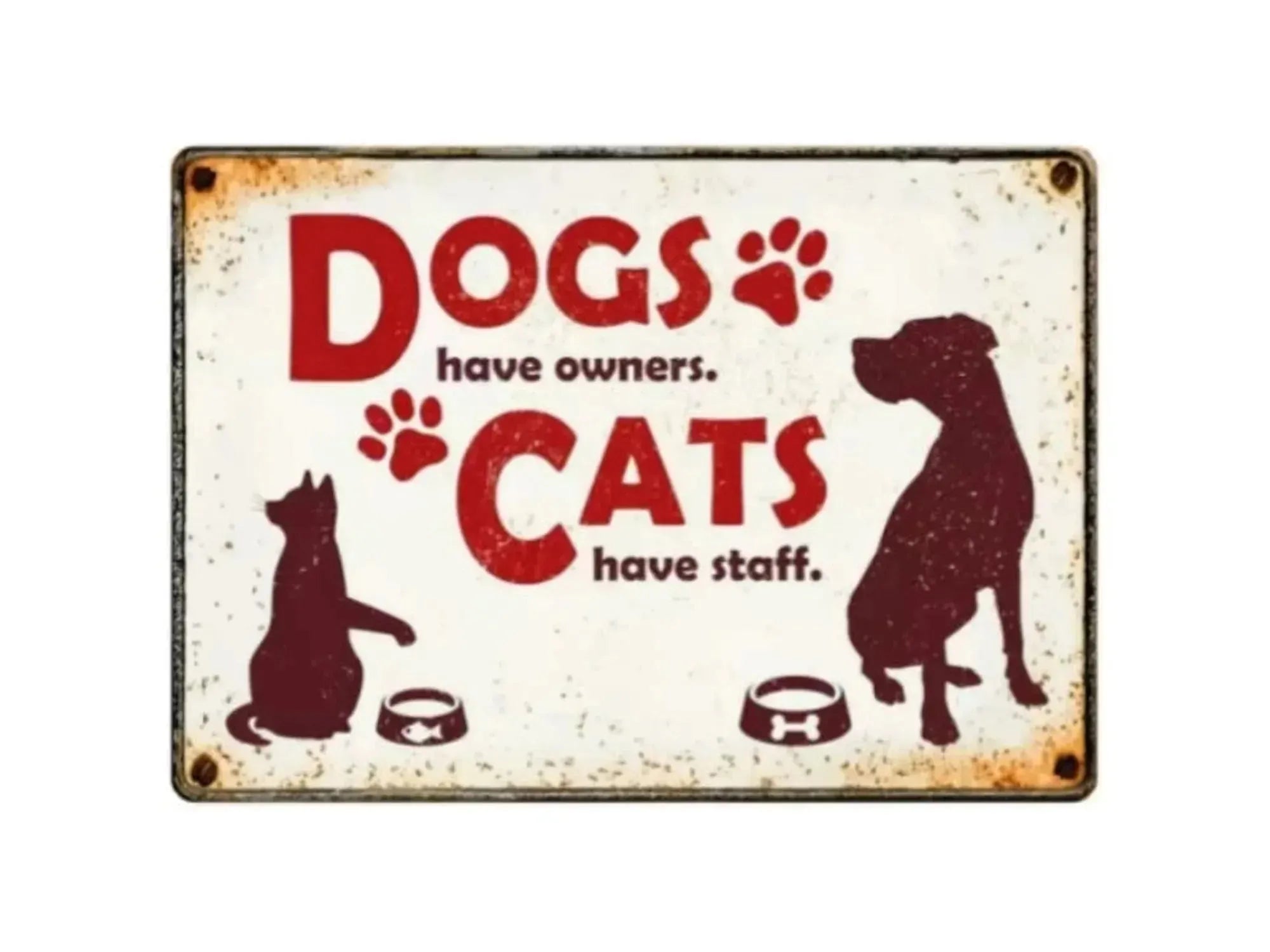 Metallskilt 21x14,8cm med tekst "Dogs have owners. Cats have staff." og silhuetter av hund og katt.