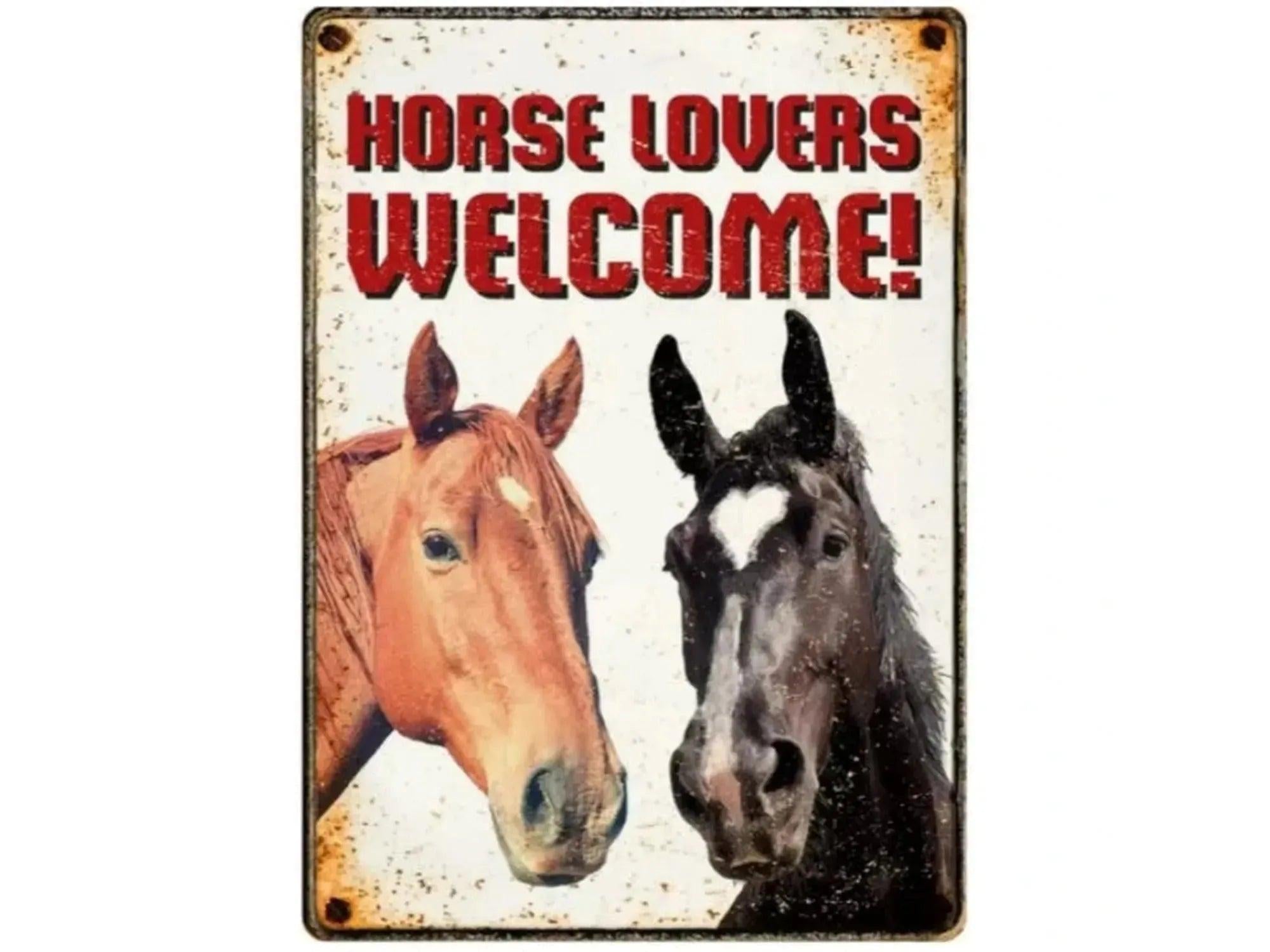 Metallskilt 21x14,8cm med to hester og teksten "HORSE LOVERS WELCOME!".