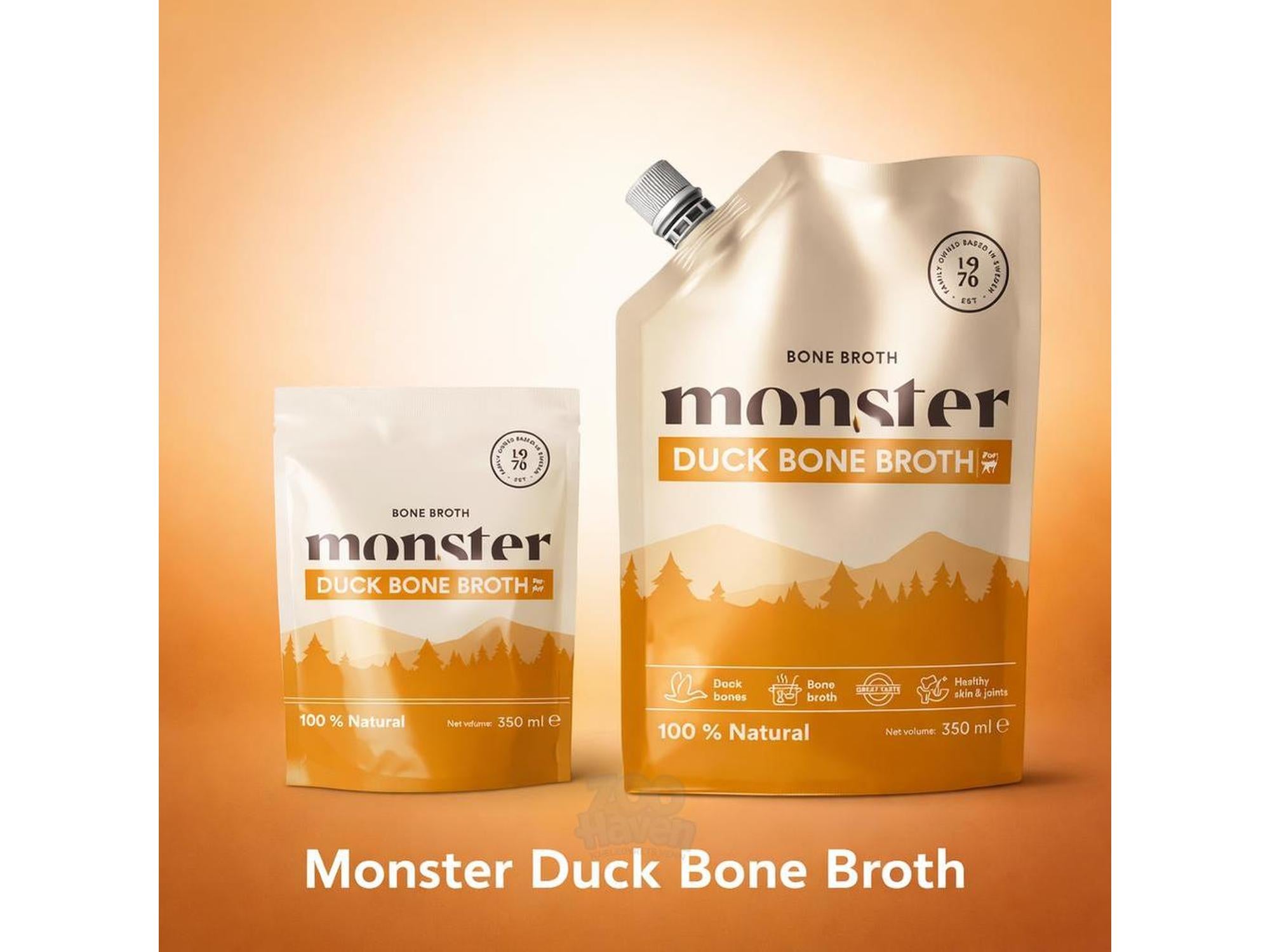 To Monster Duck Bone Broth poser i 350 ml, hvit og oransje, med skogsmotiv.
