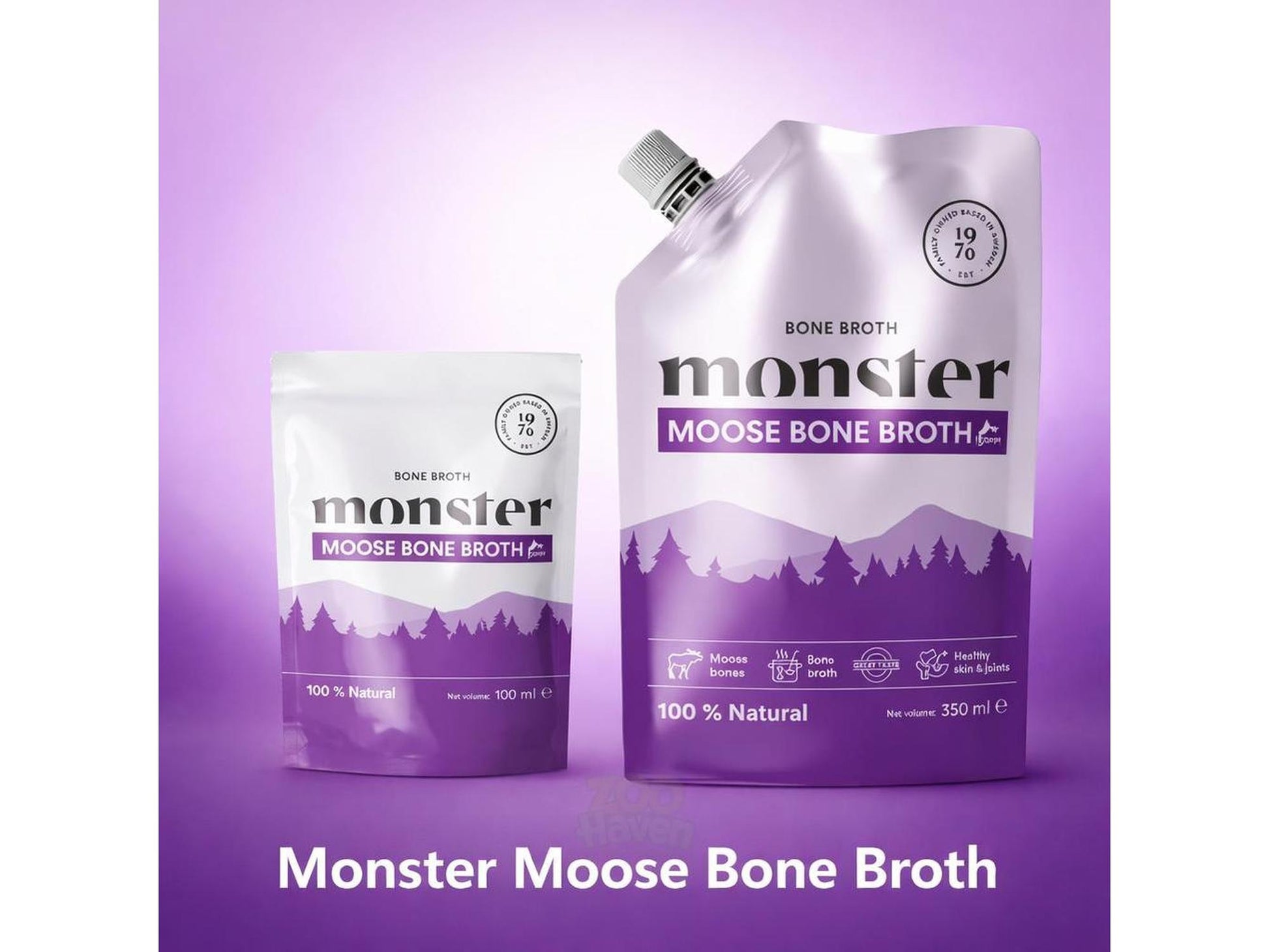 To poser Monster Moose Bone Broth: en 100 ml og en 350 ml, med lilla skogsmotiv.