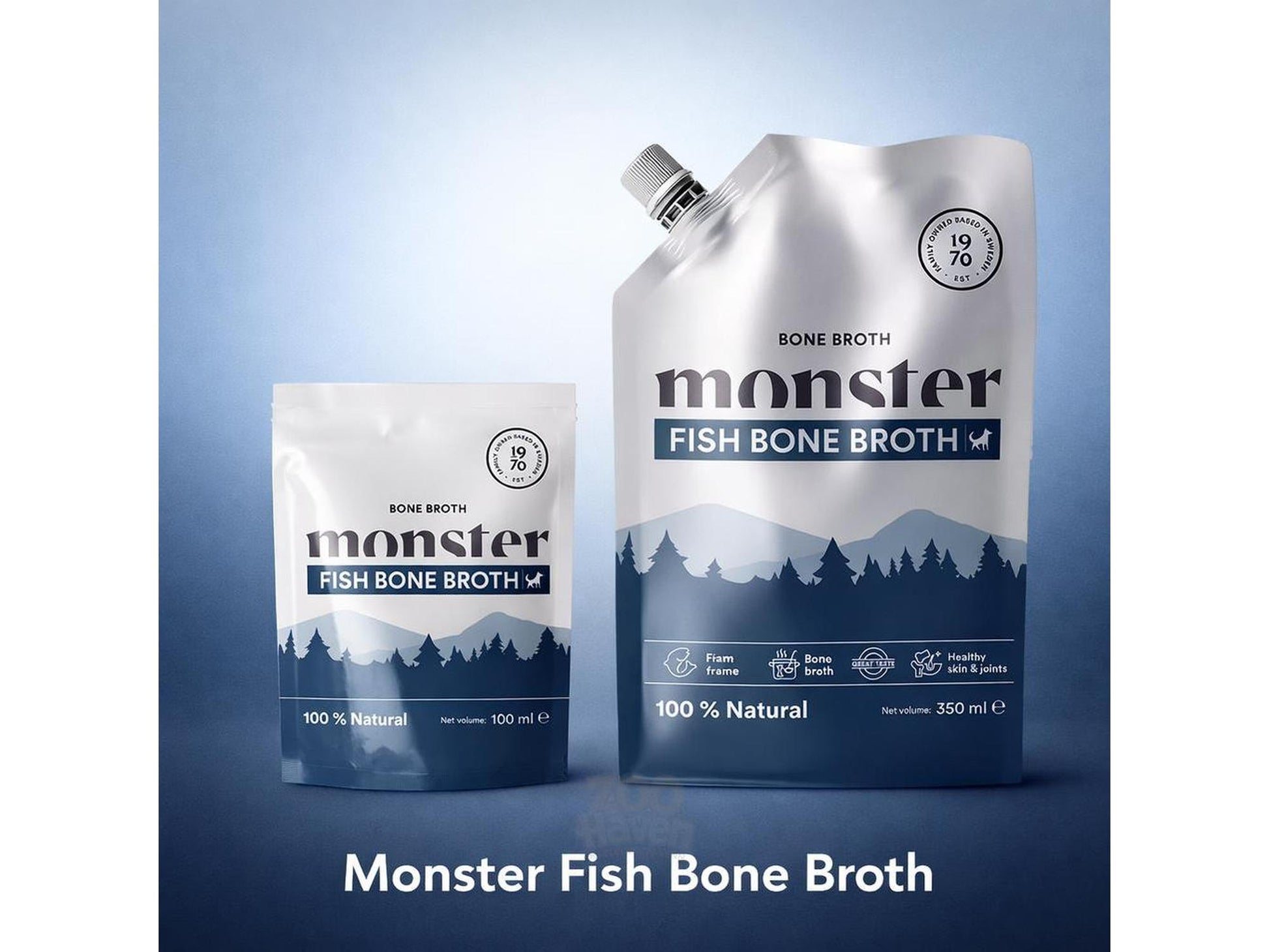 To Monster Fish Bone Broth i hvite og mørkeblå poser, 100 ml og 350 ml, med skogdesign.