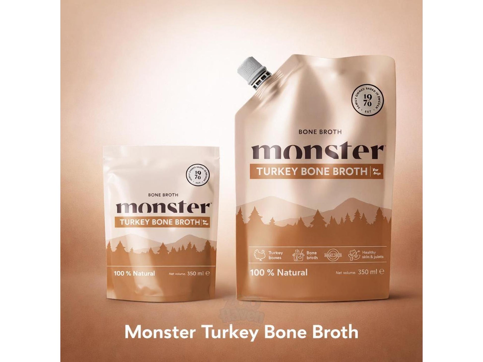 To Monster Turkey Bone Broth i beige poser, 100 ml og 350 ml, med skogsmotiv.