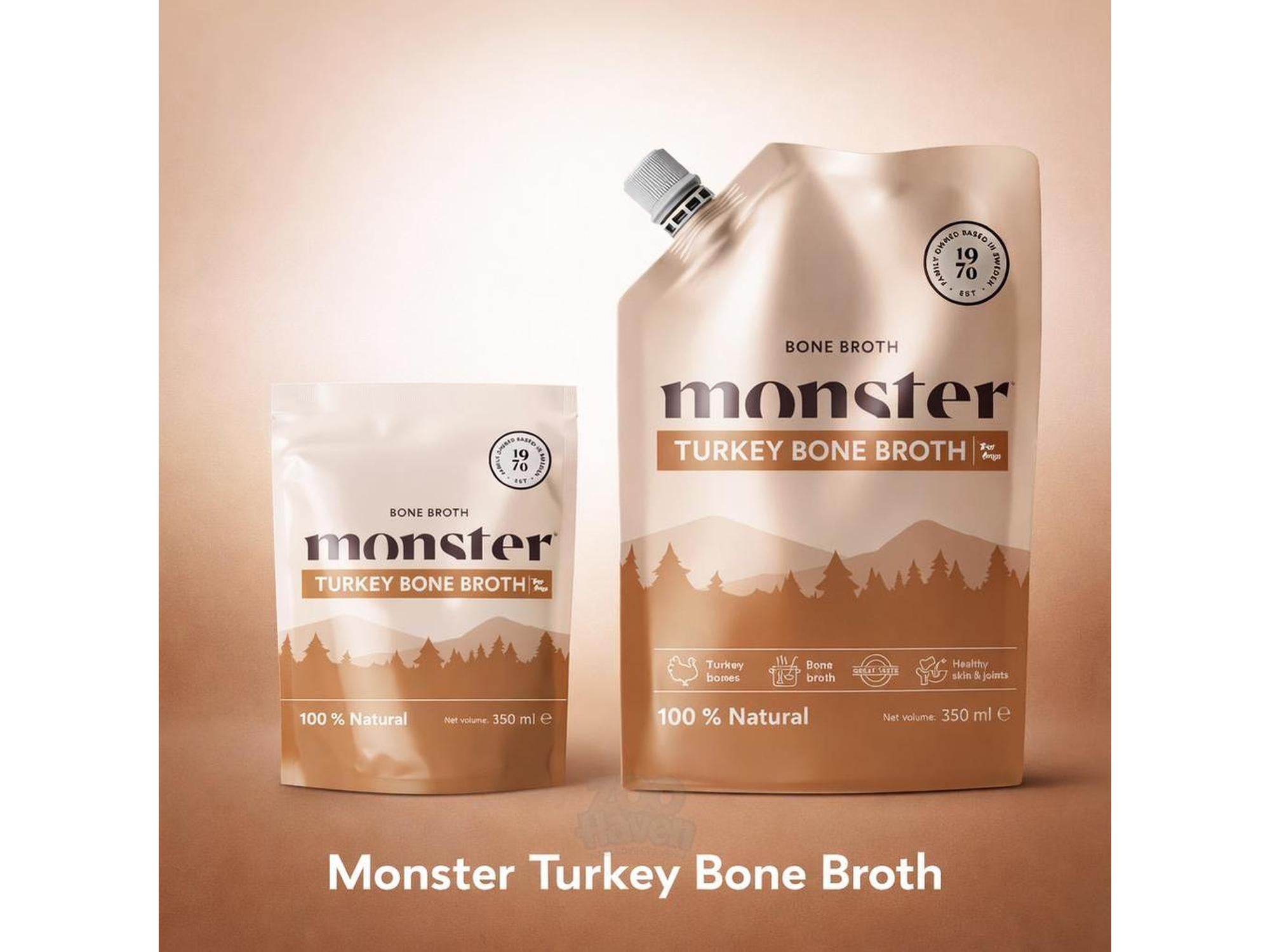 To Monster Turkey Bone Broth i beige poser, 100 ml og 350 ml, med skogsmotiv.