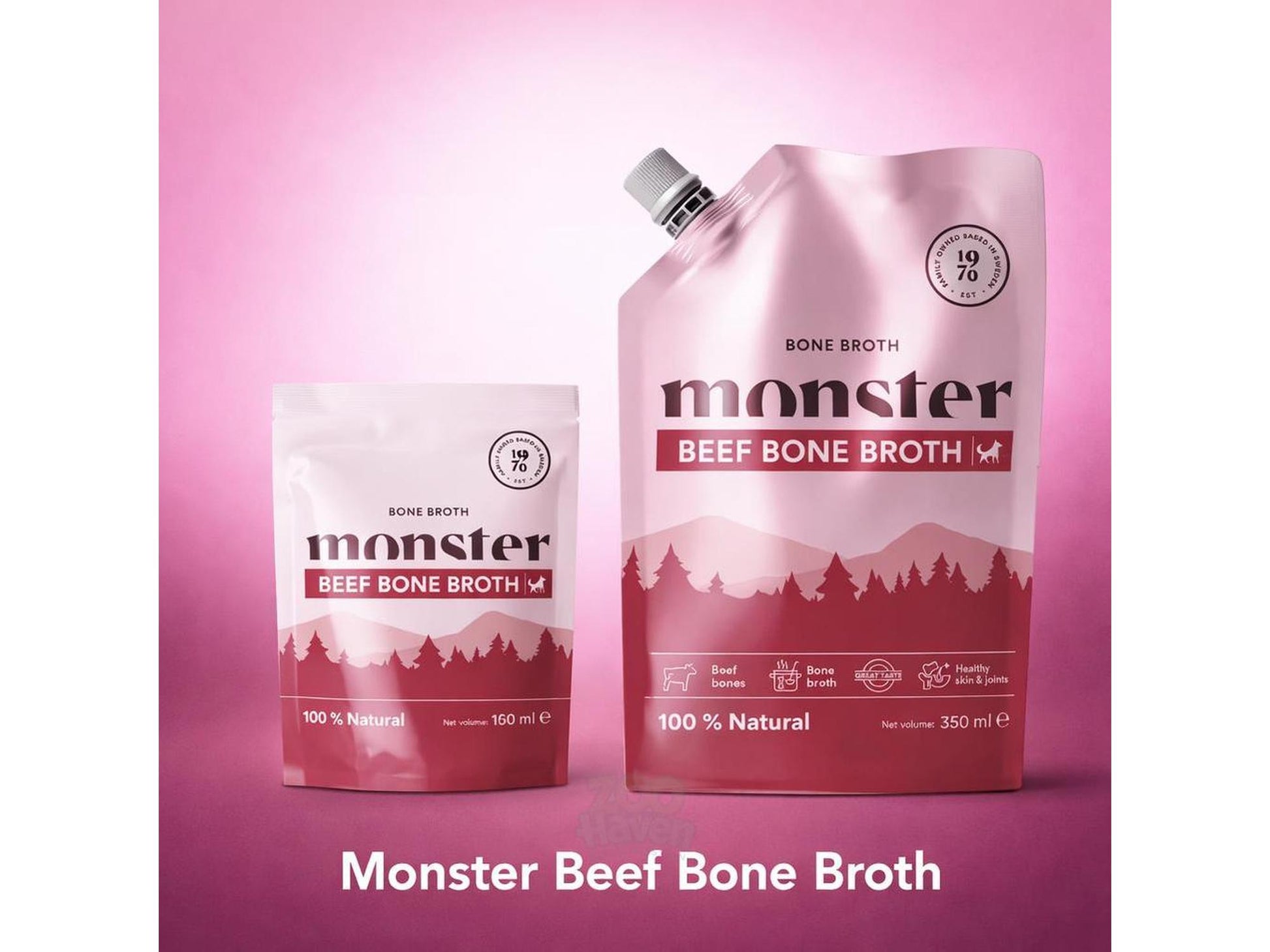 To Monster Dog Beef Bone Broth i rosa poser med skogsmotiv, 150 ml og 350 ml.